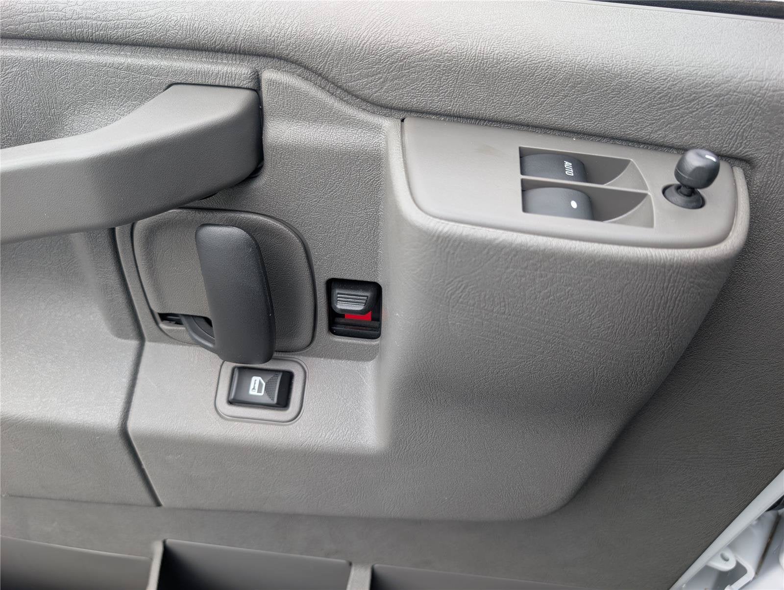 2025 Chevrolet Express Passenger 1LT