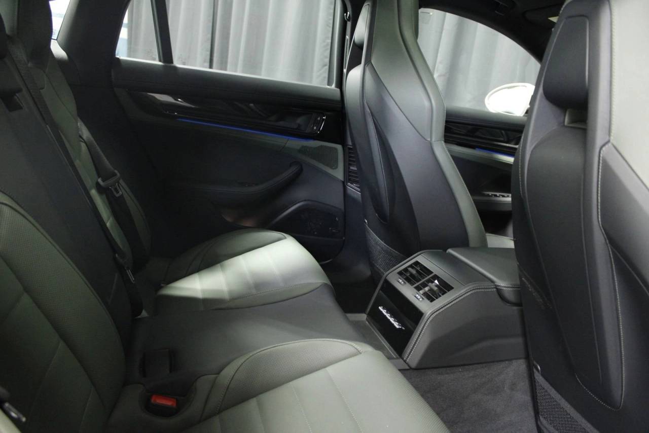 2025 Porsche Panamera 4