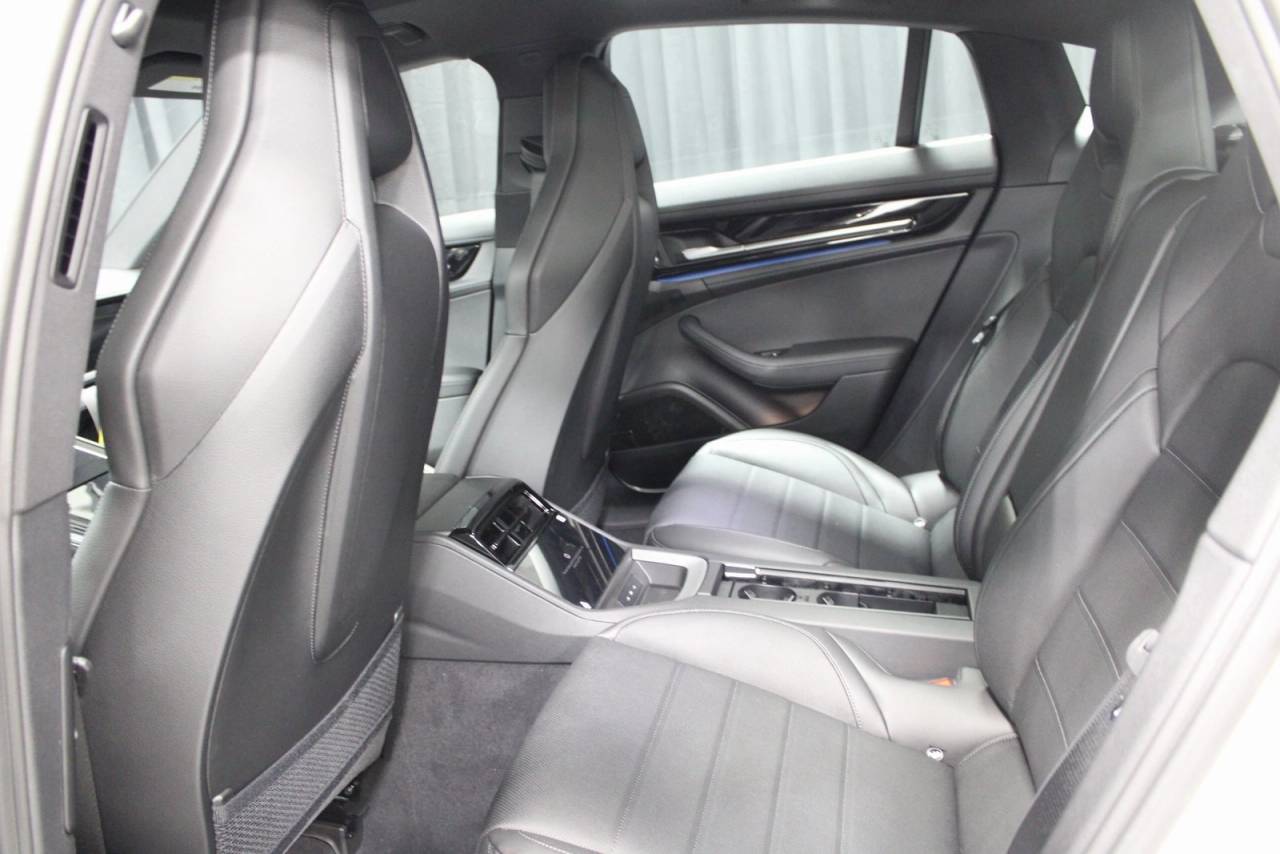 2025 Porsche Panamera 4