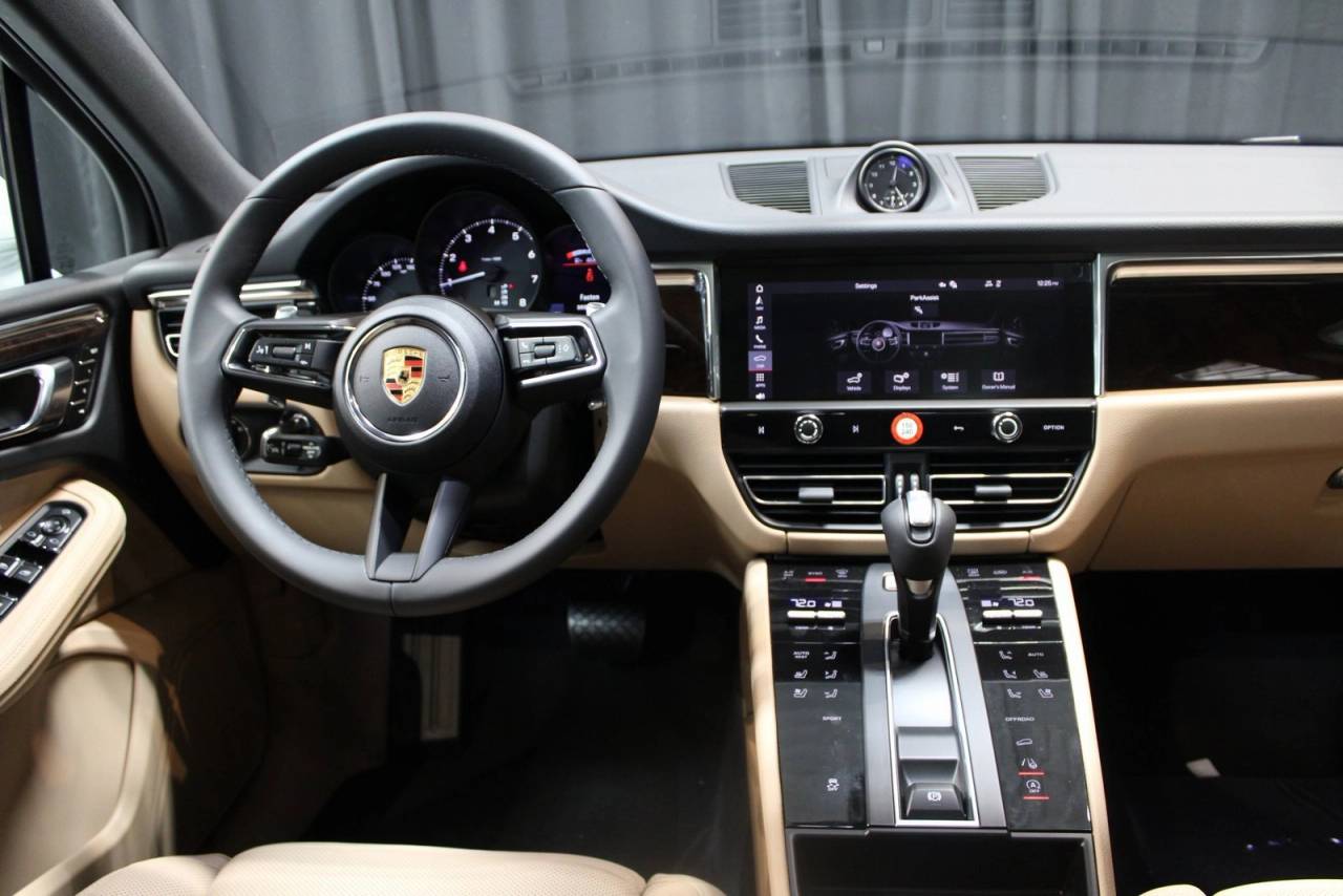 2025 Porsche Macan Base