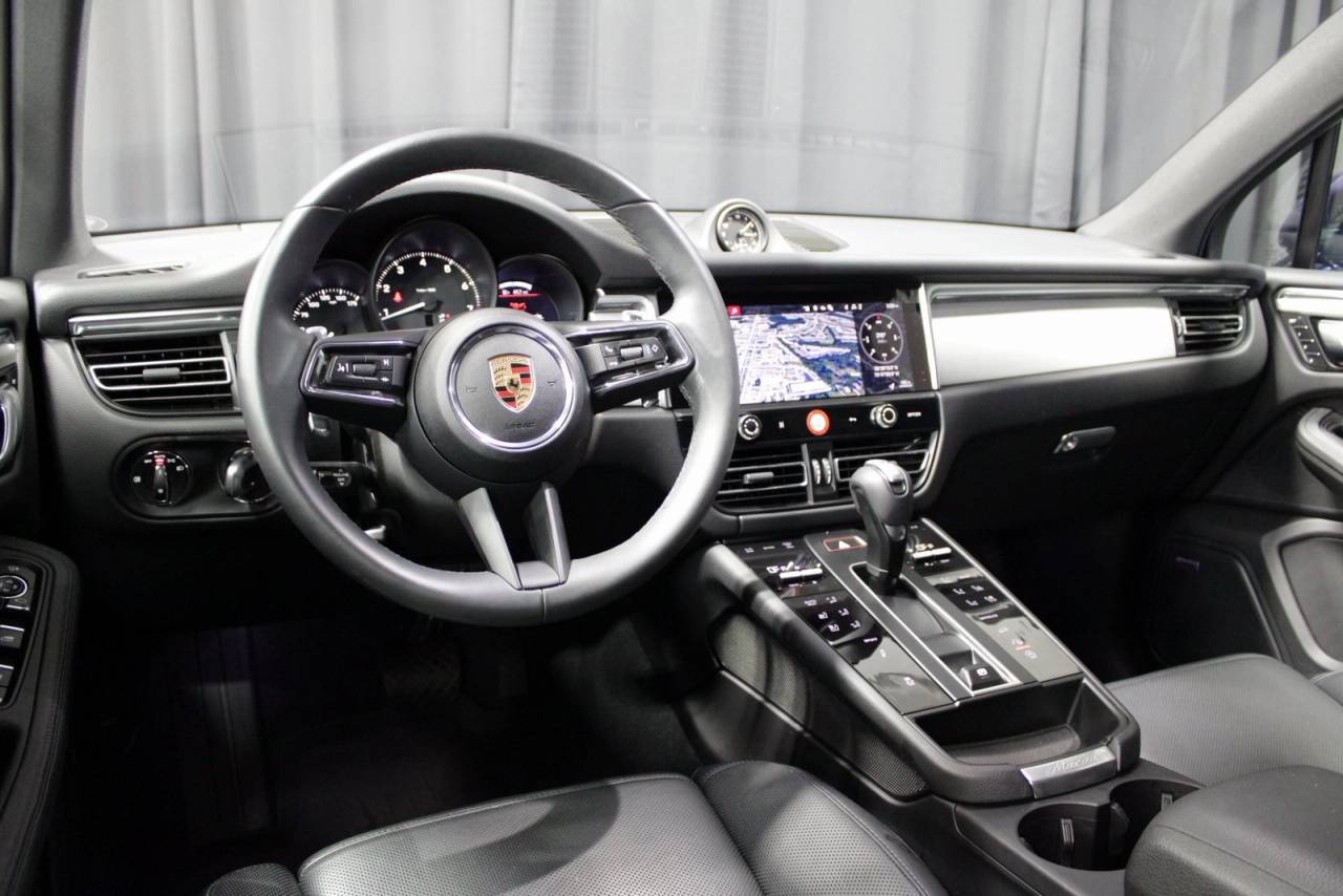 2025 Porsche Macan Base