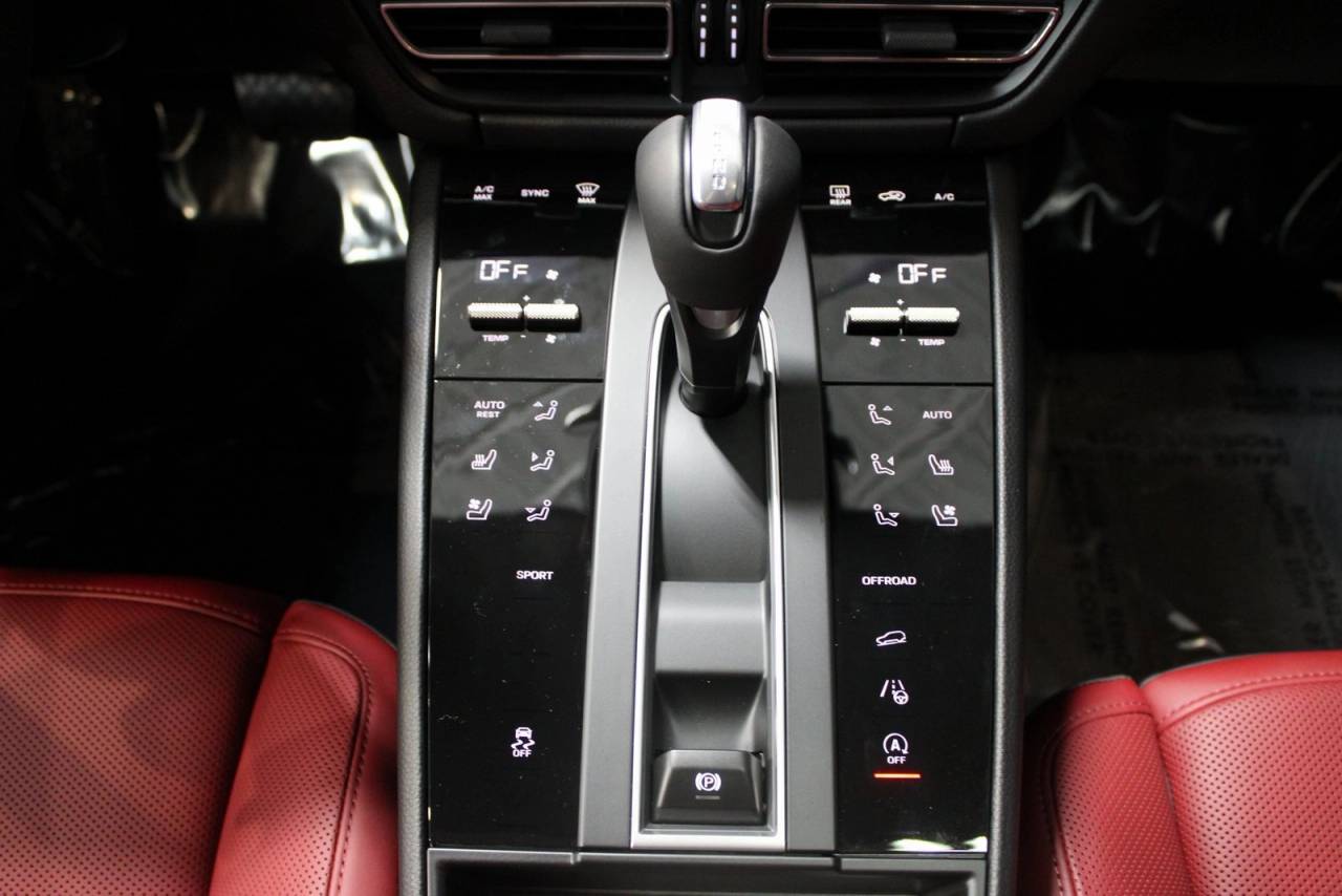 2025 Porsche Macan Base