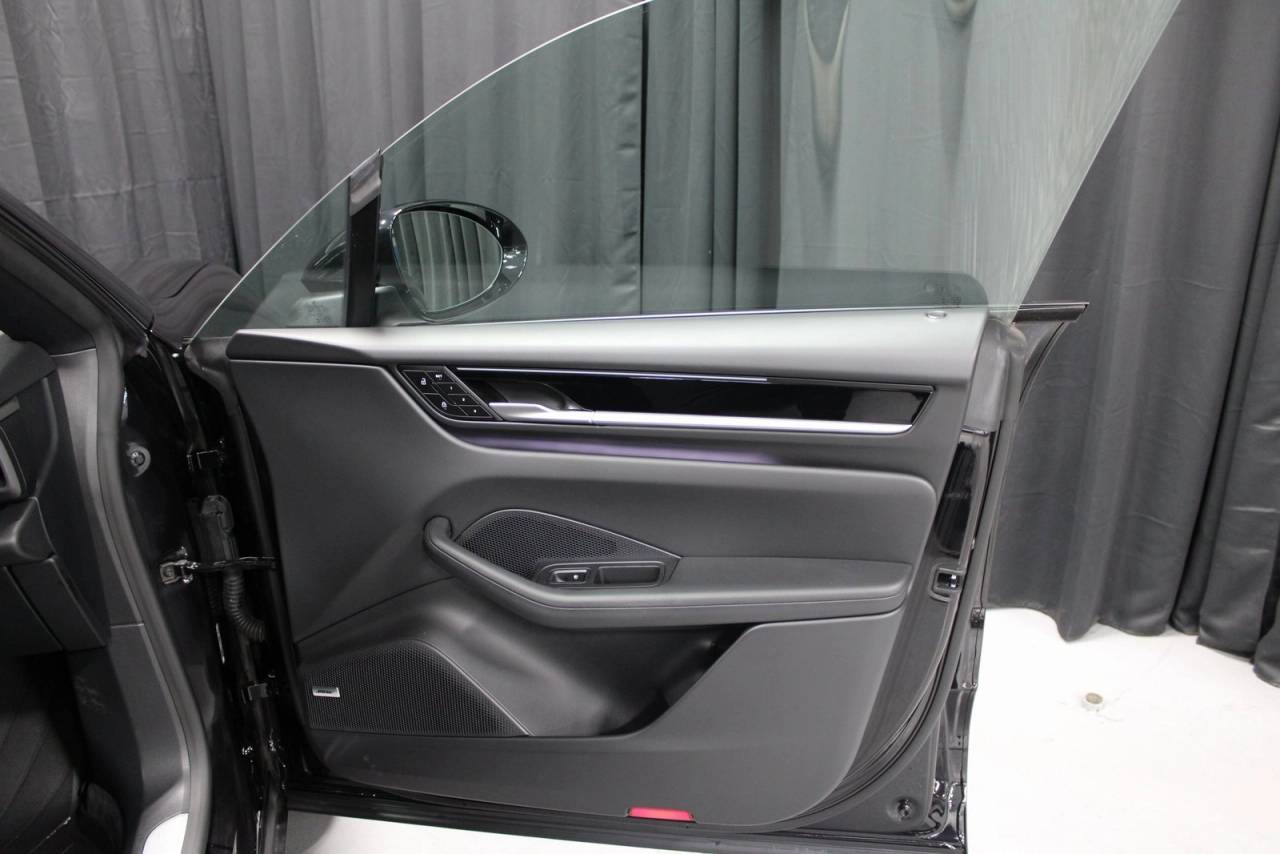 2025 Porsche Macan Electric Base