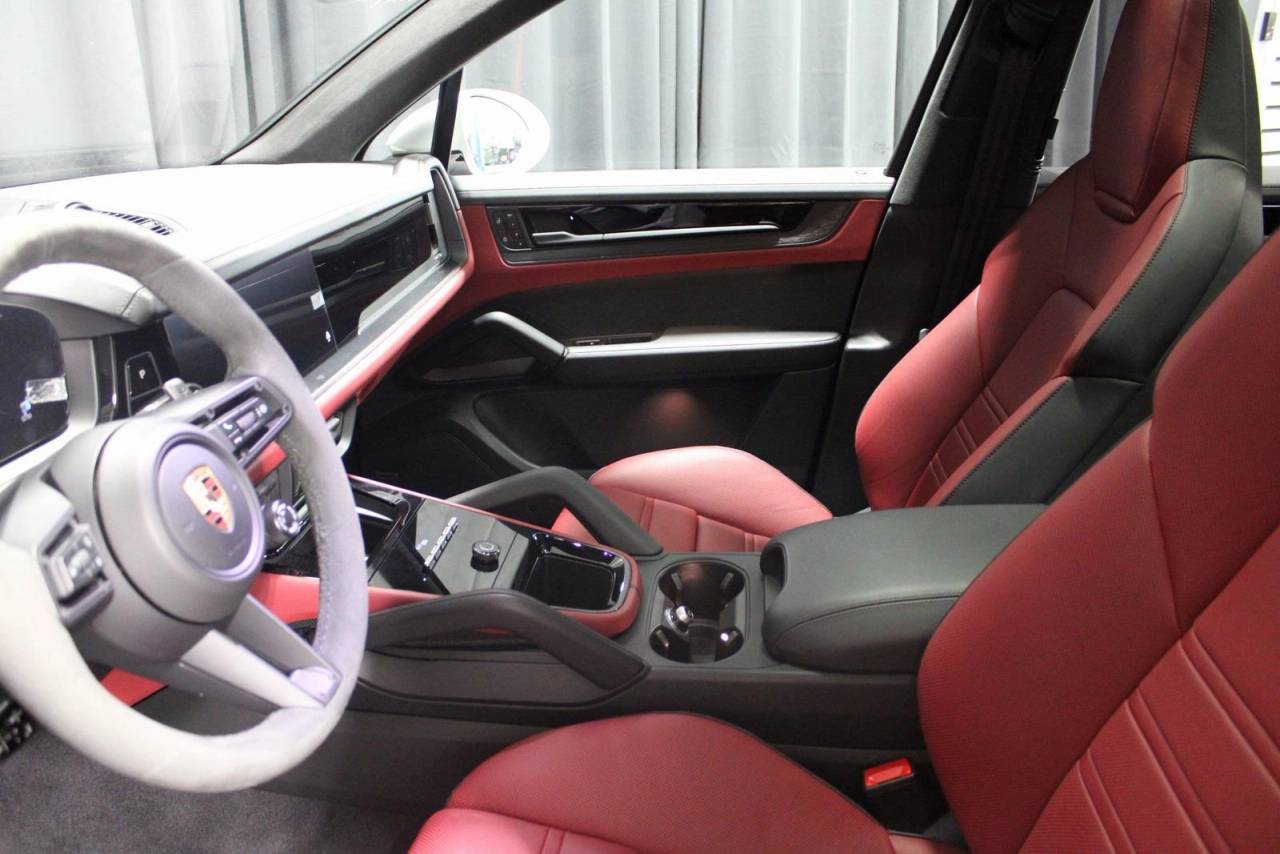 2025 Porsche Cayenne GTS