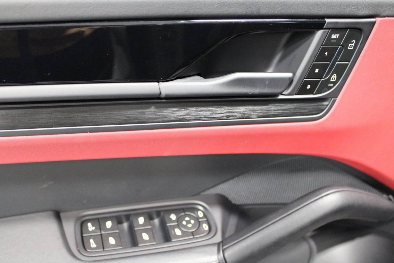 2025 Porsche Cayenne GTS