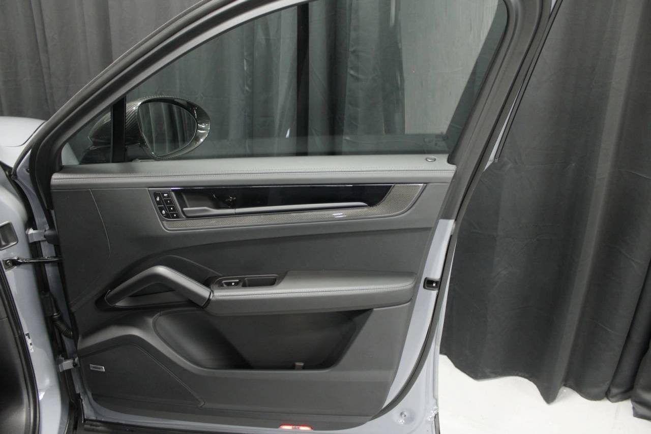 2025 Porsche Cayenne Coupe GTS