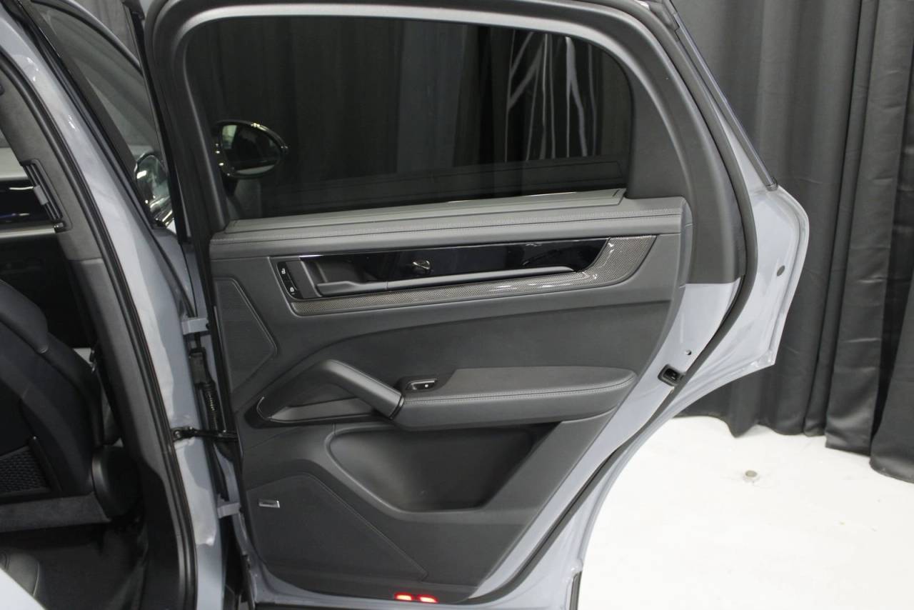 2025 Porsche Cayenne Coupe GTS