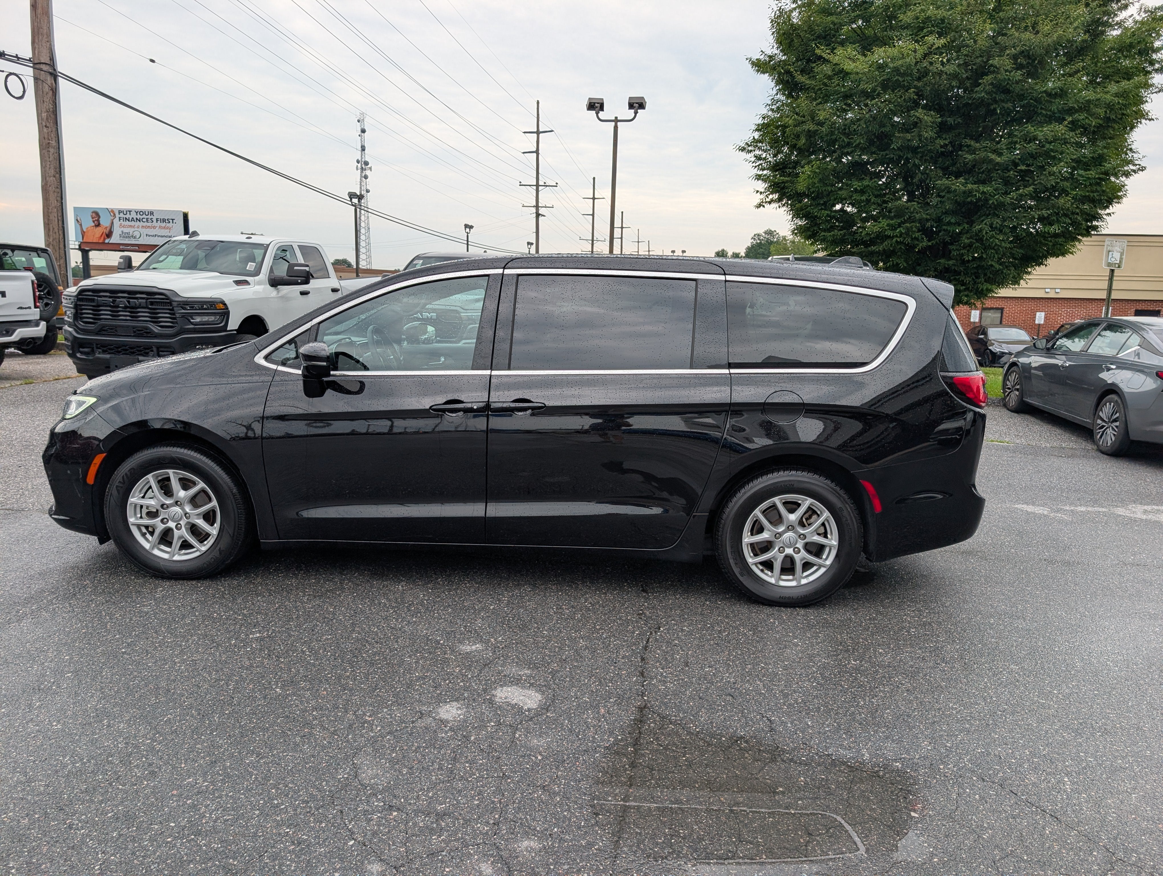 2025 Chrysler Pacifica Select