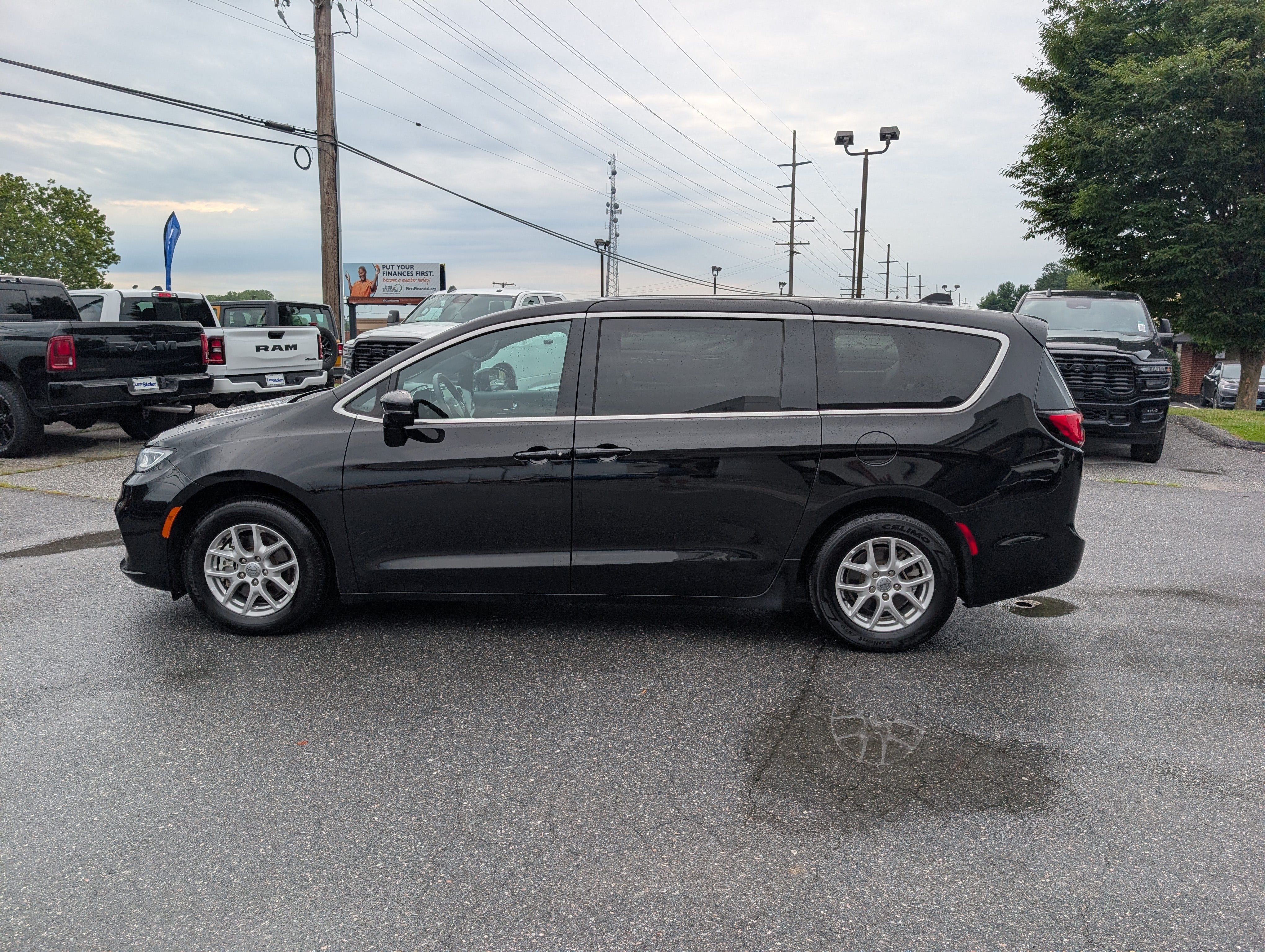 2025 Chrysler Pacifica Select