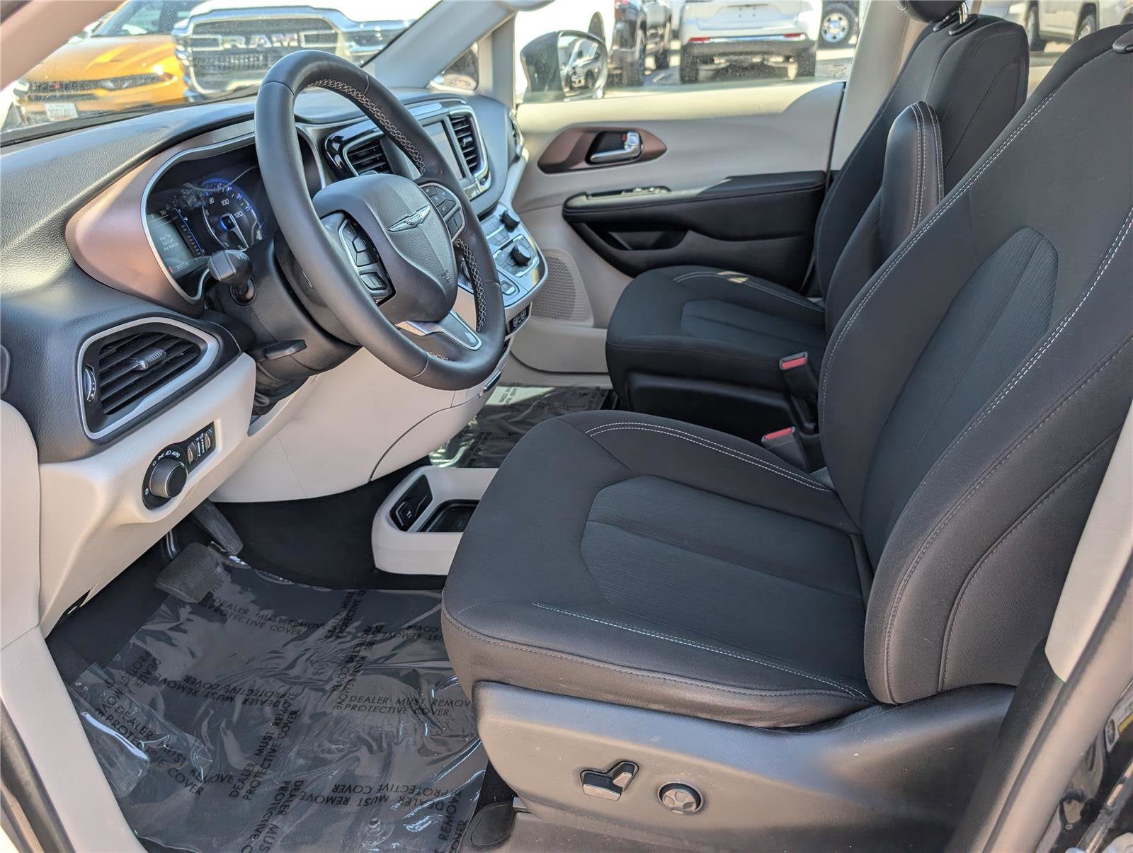 2023 Chrysler Voyager LX