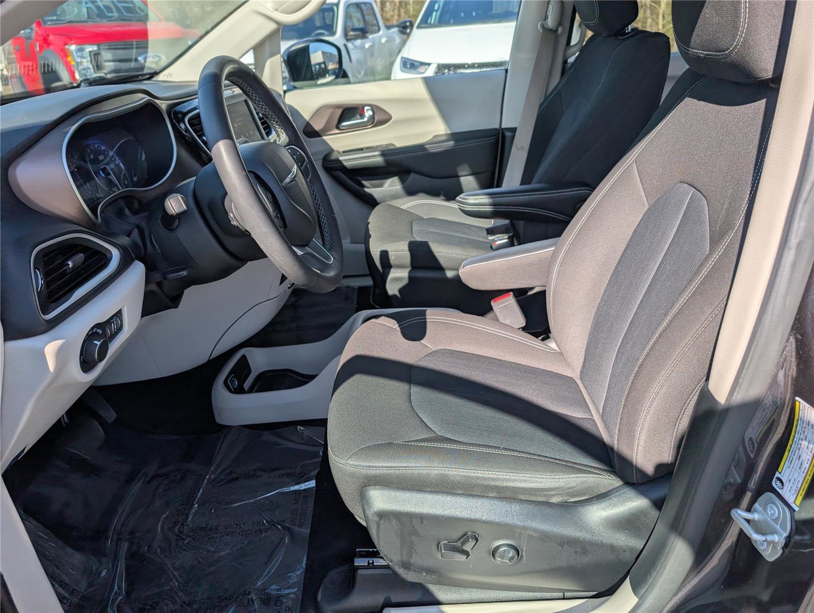 2023 Chrysler Voyager LX