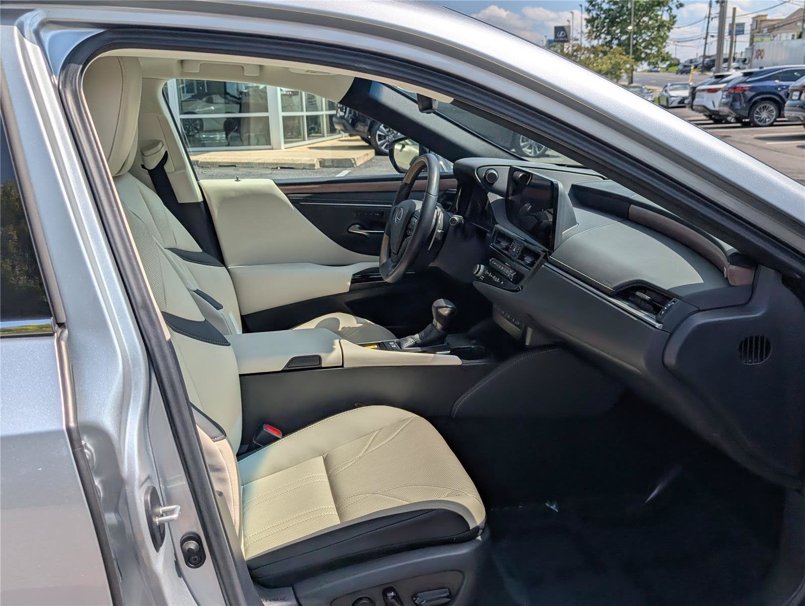 2025 Lexus ES 300h Luxury FWD
