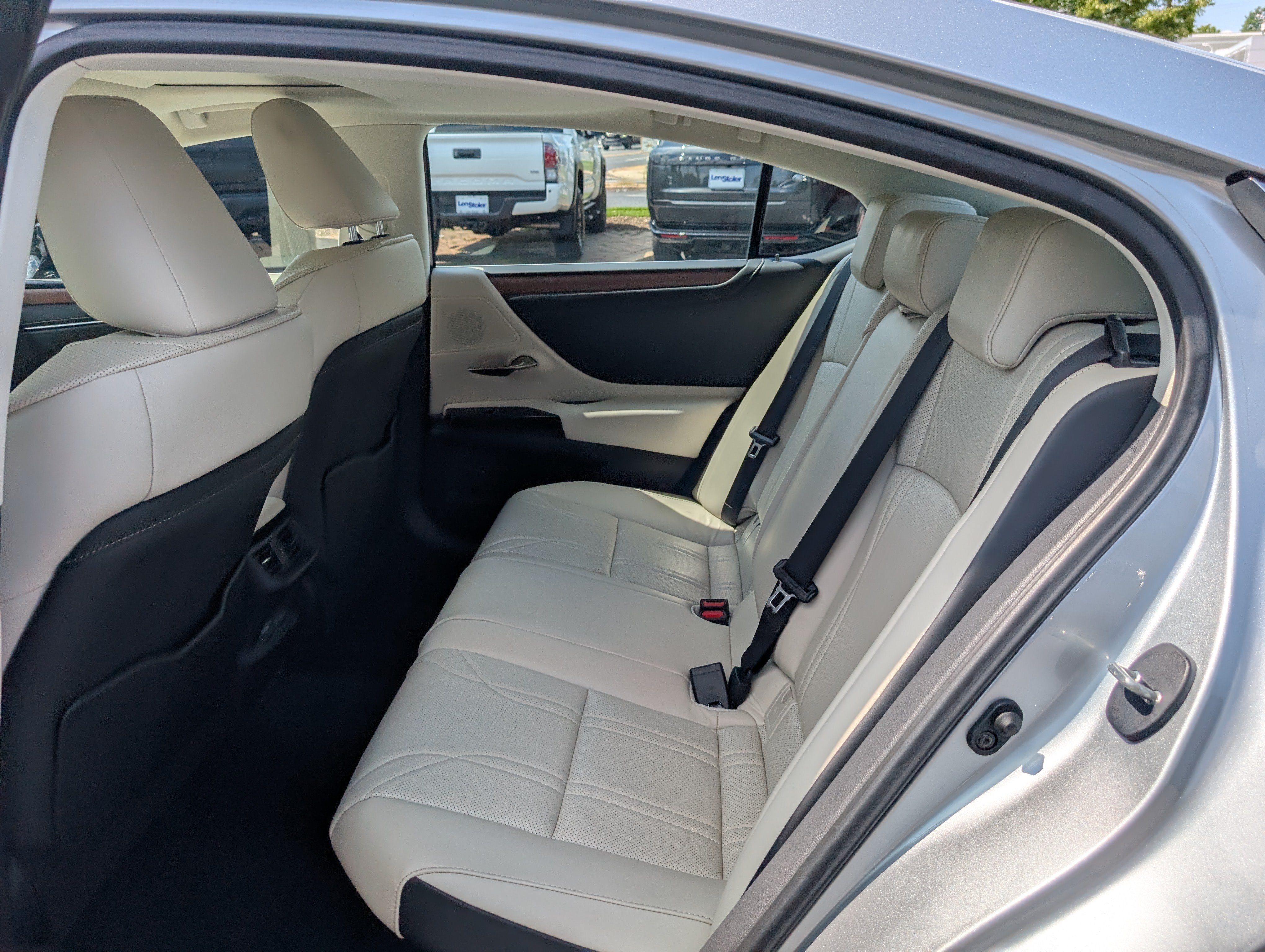 2025 Lexus ES 300h Luxury FWD