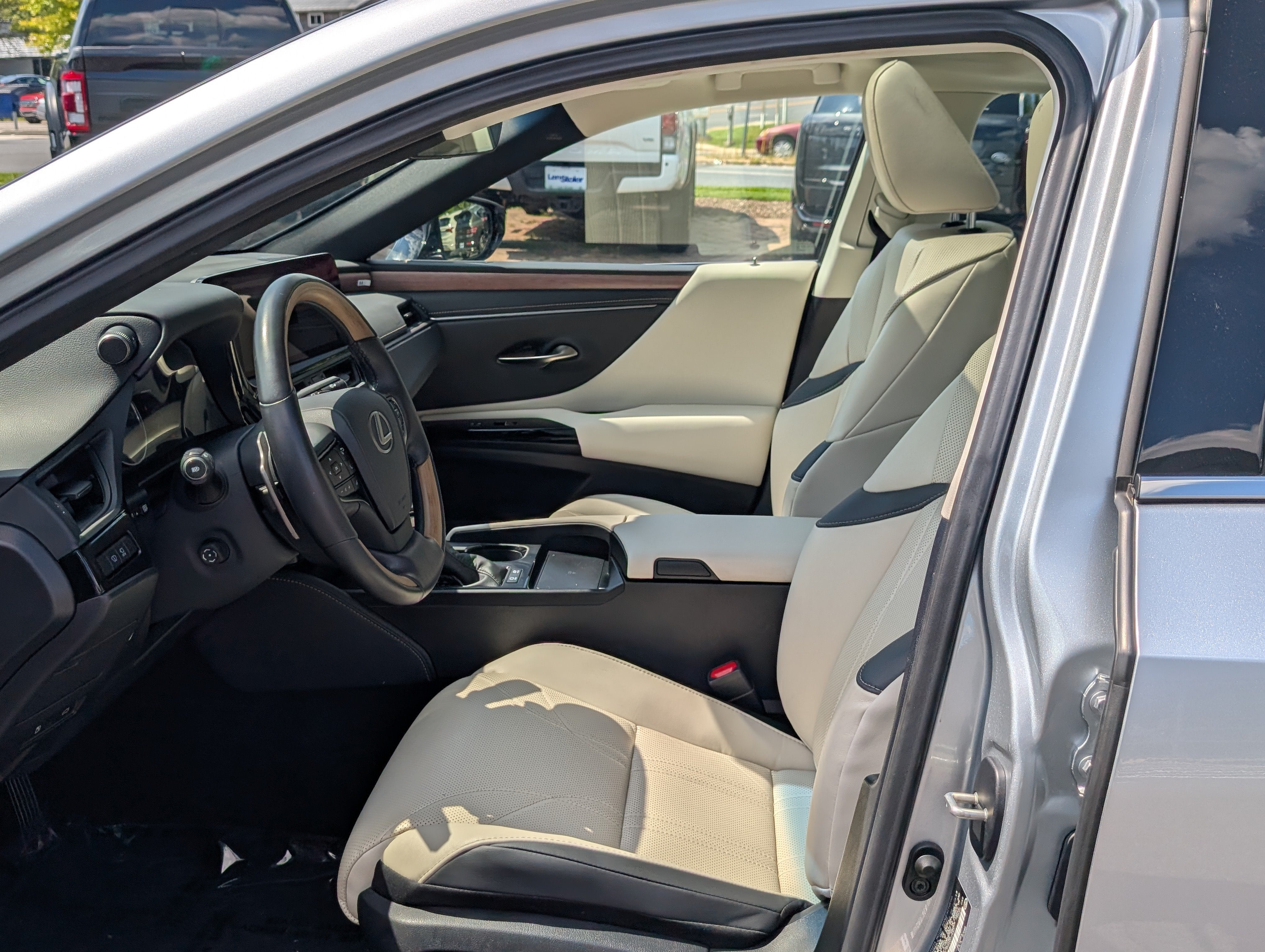 2025 Lexus ES 300h Luxury FWD
