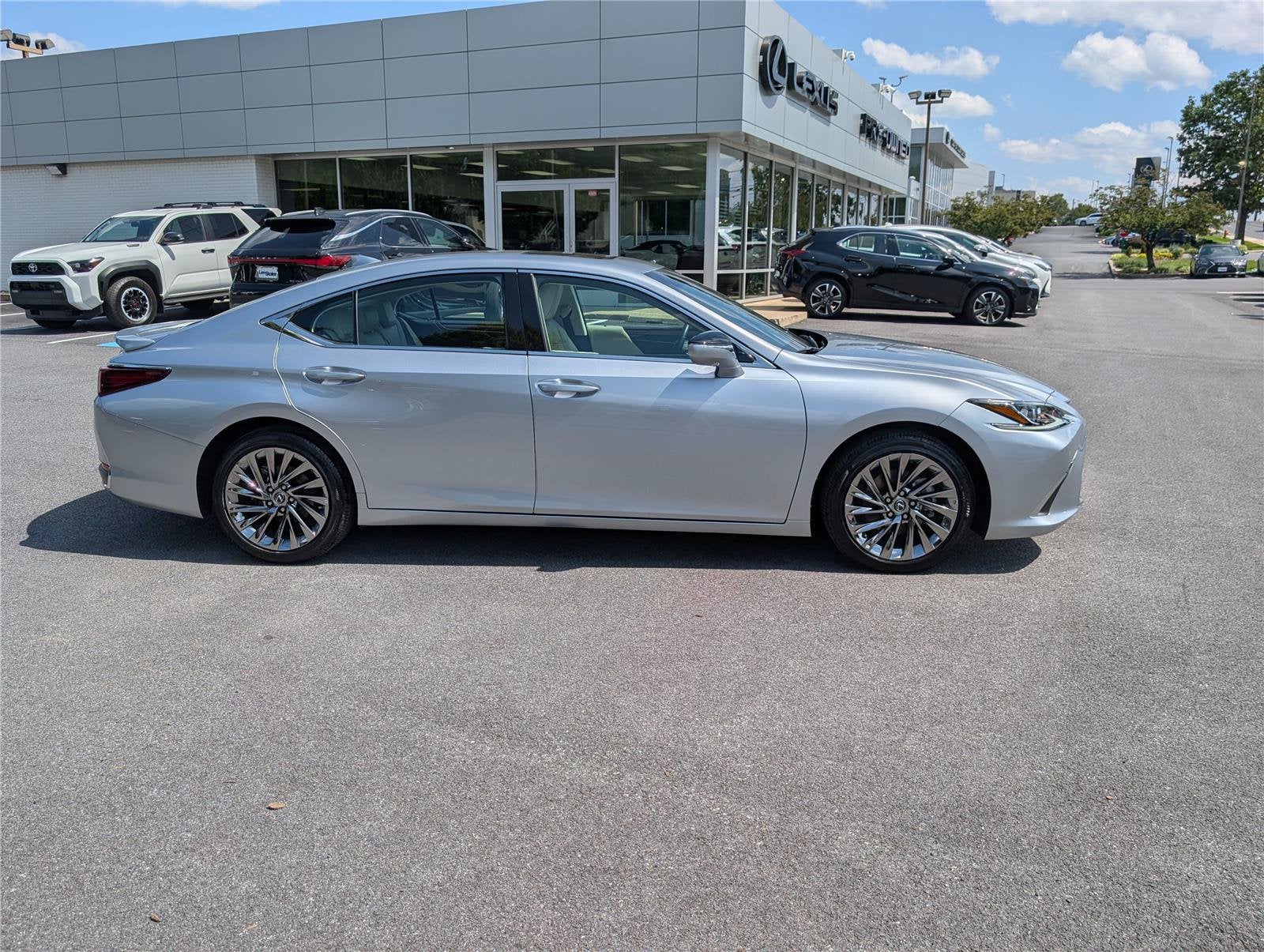 2025 Lexus ES 300h Luxury FWD