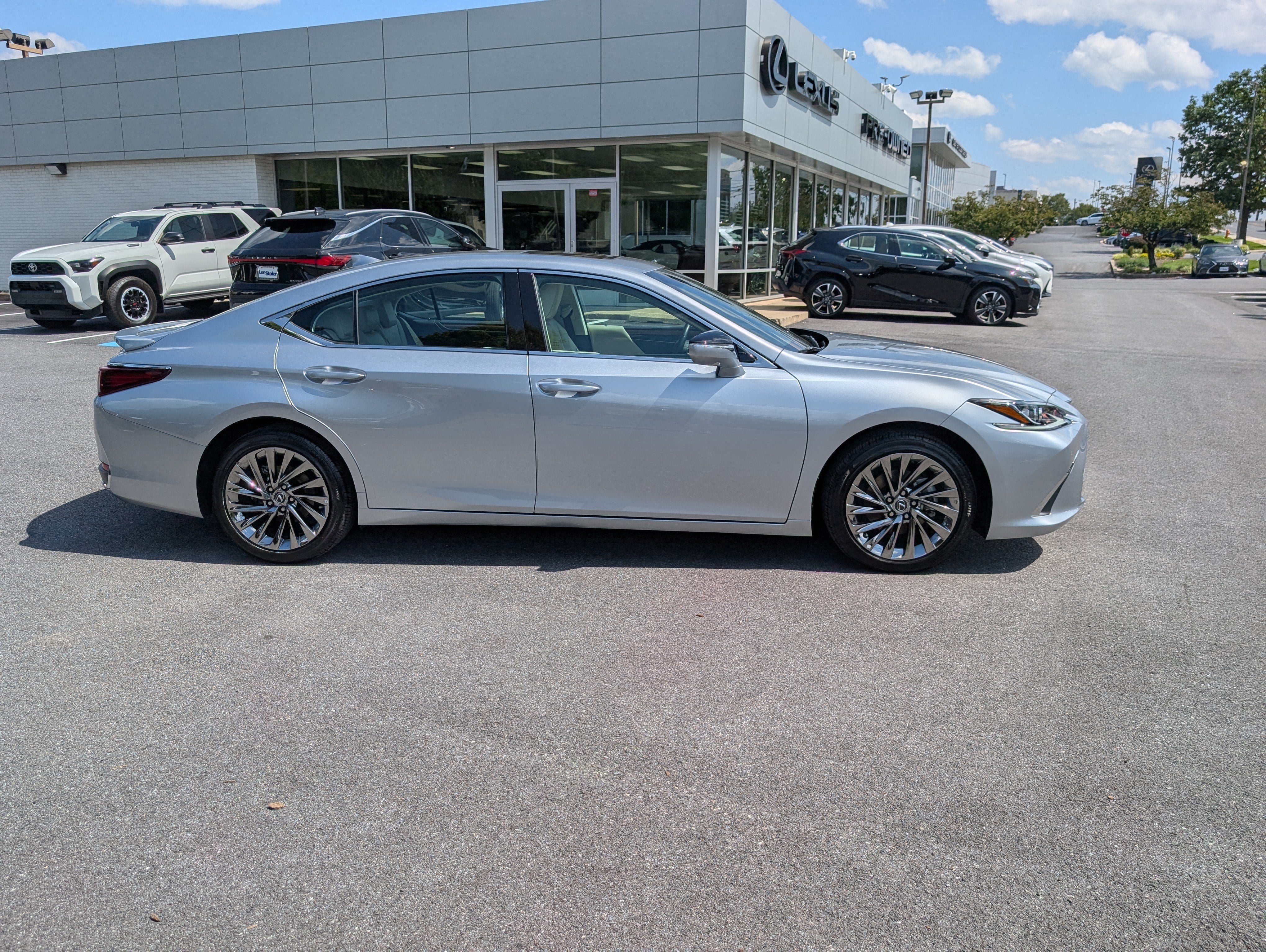 2025 Lexus ES 300h Luxury FWD
