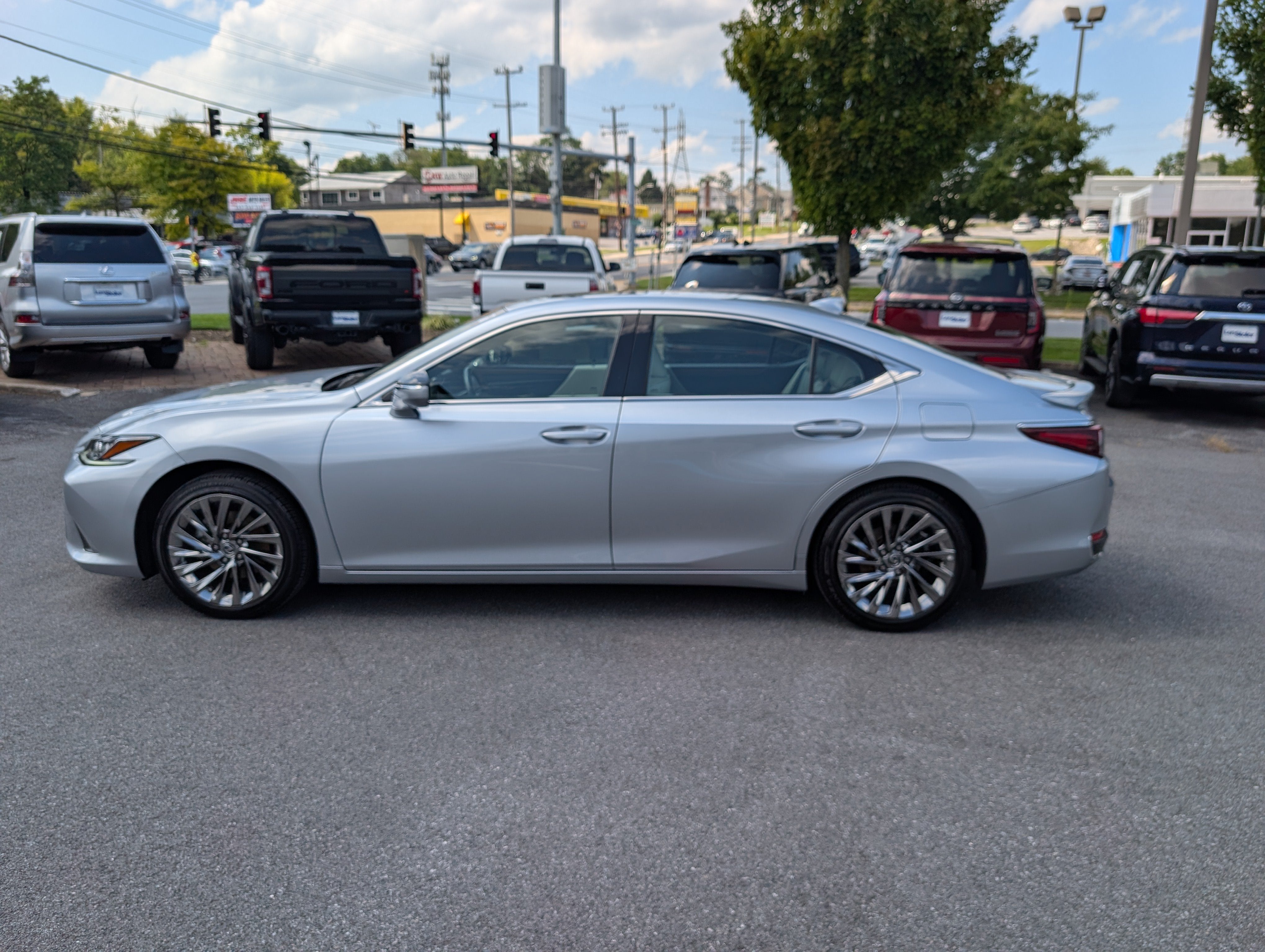 2025 Lexus ES 300h Luxury FWD