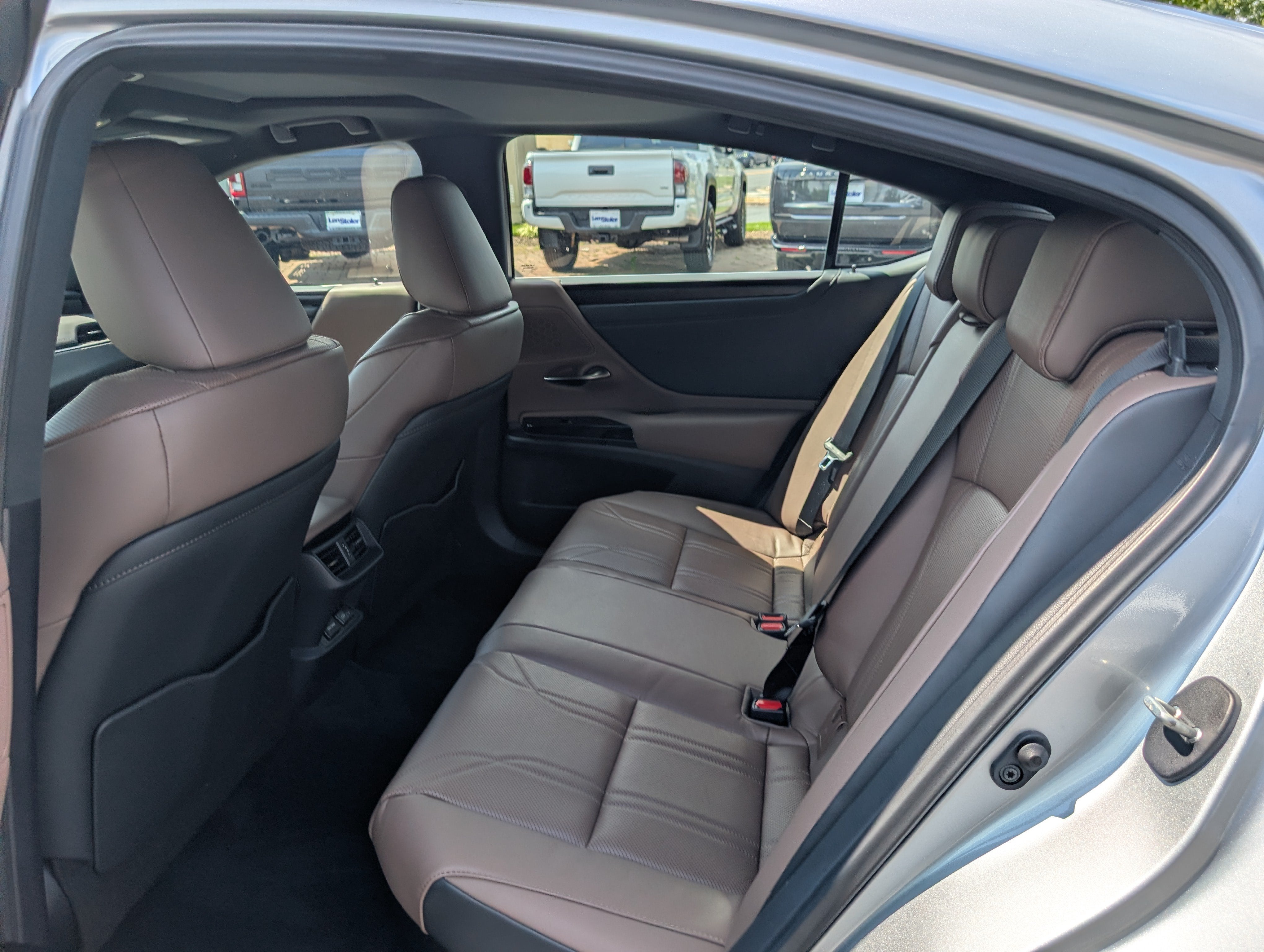 2025 Lexus ES 300h Luxury FWD