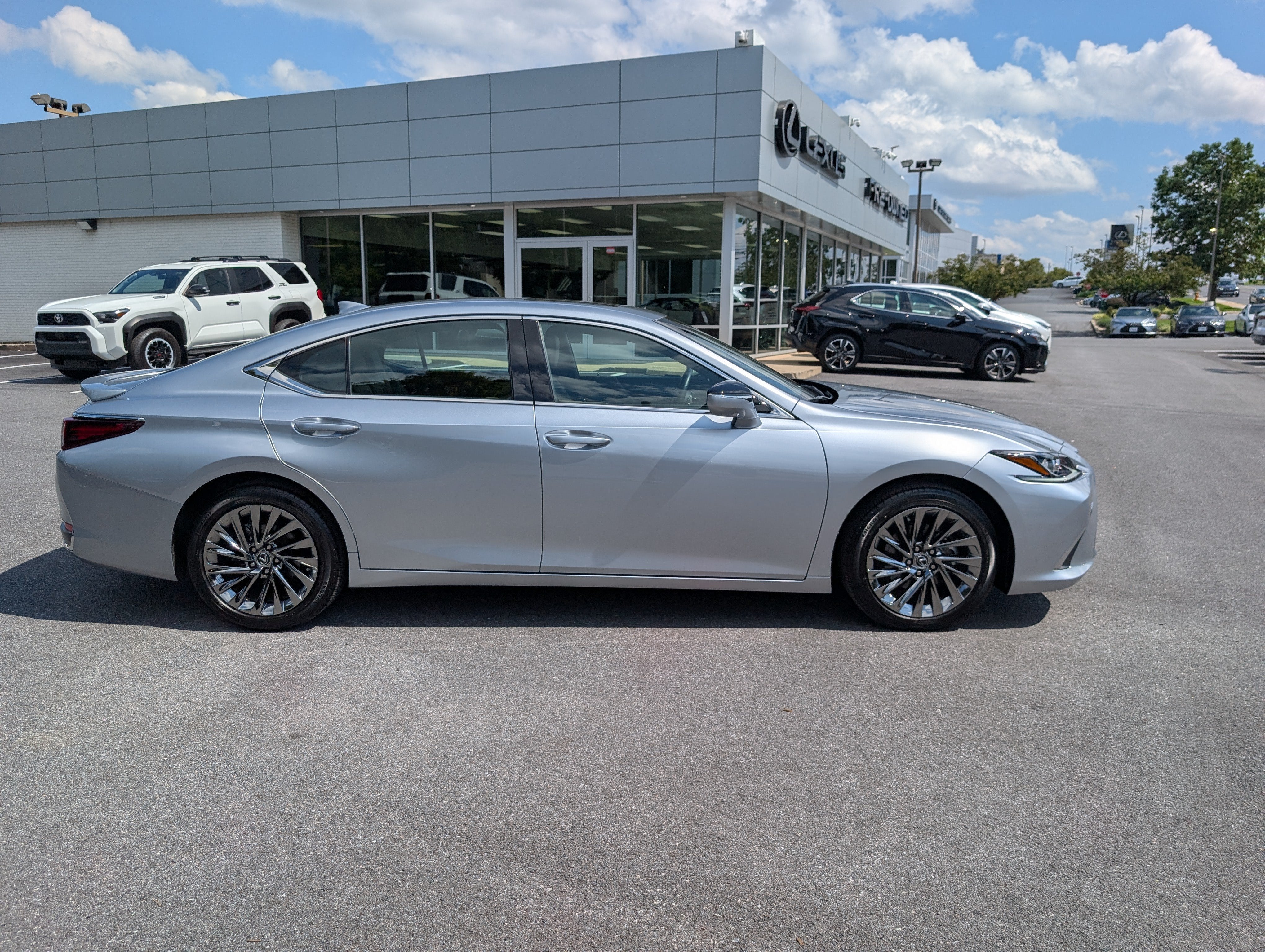 2025 Lexus ES 300h Luxury FWD