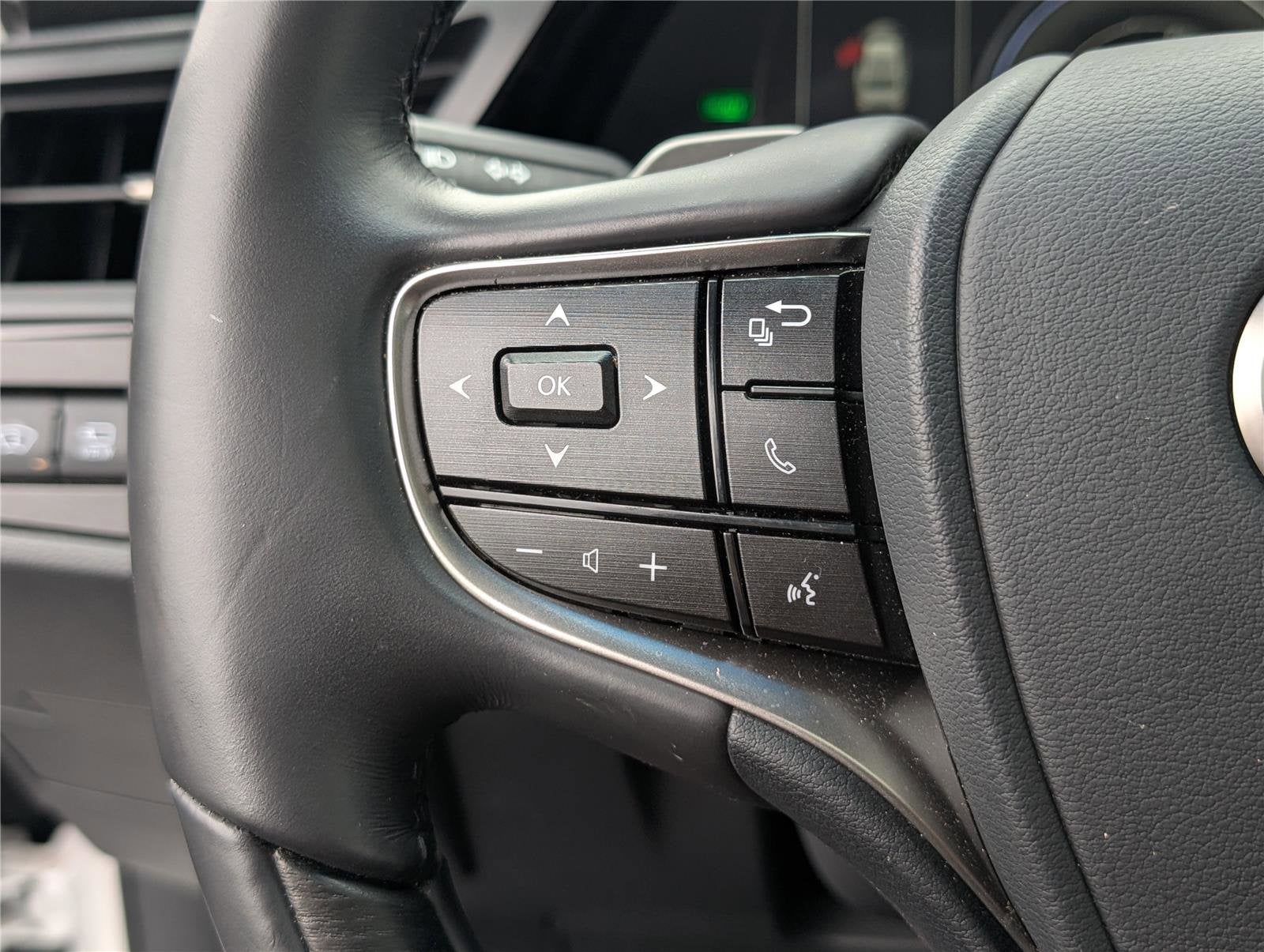 2025 Lexus ES 300h Luxury FWD