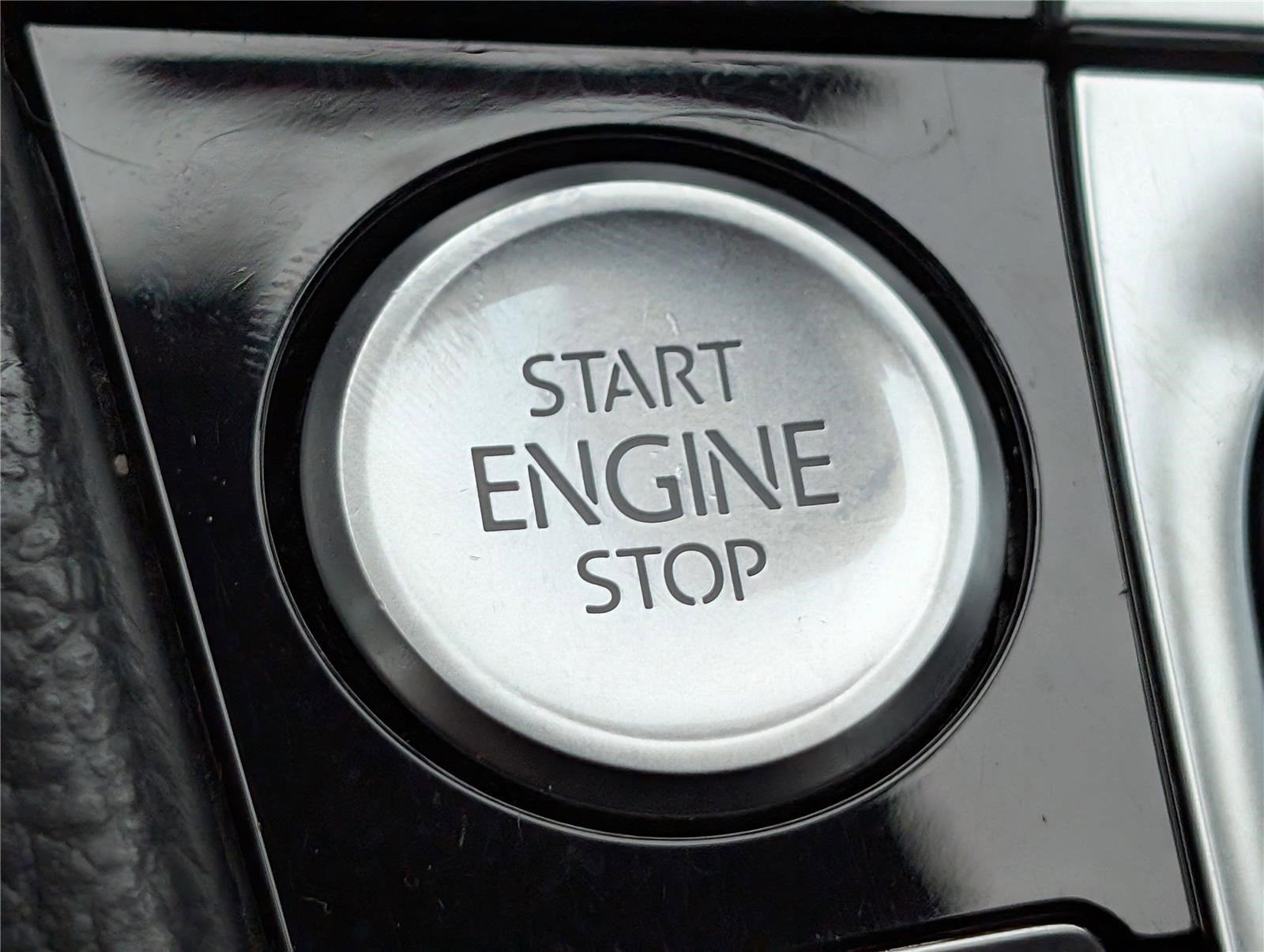 2016 Volkswagen Golf R 4dr HB DSG