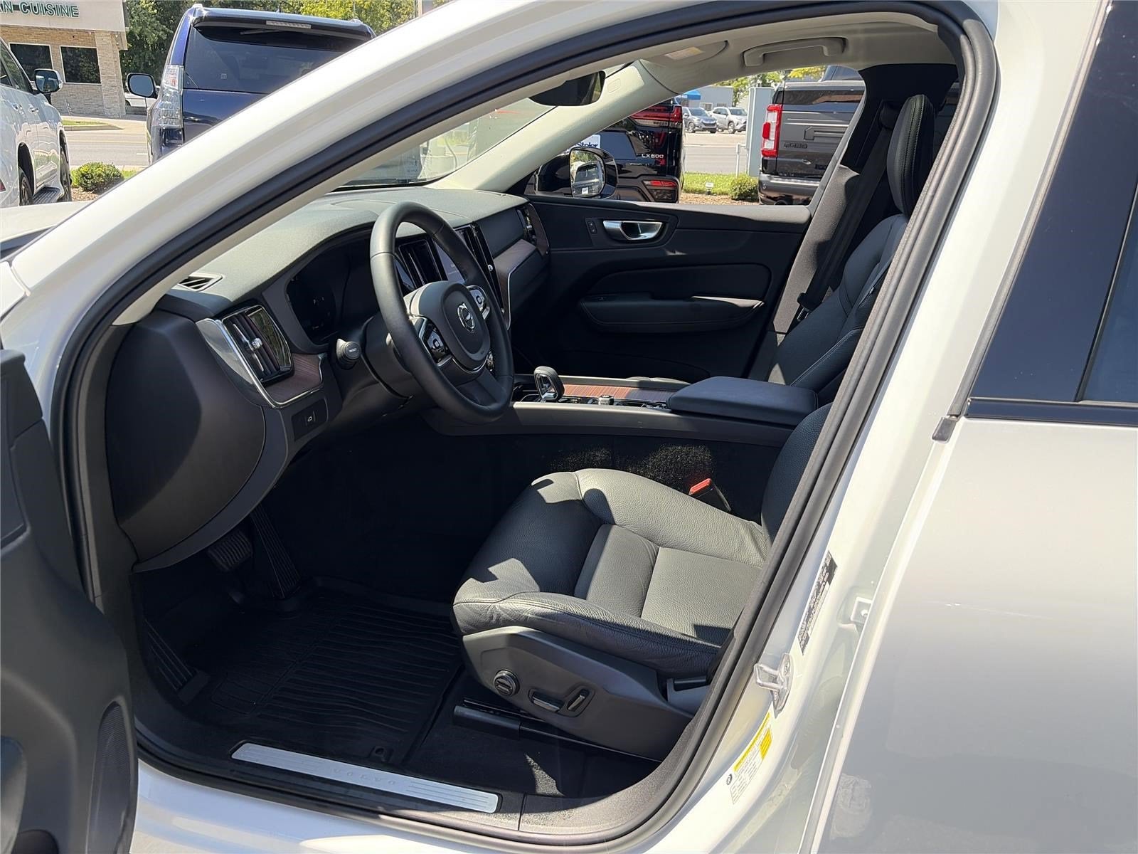 2024 Volvo XC60 Plus Dark Theme