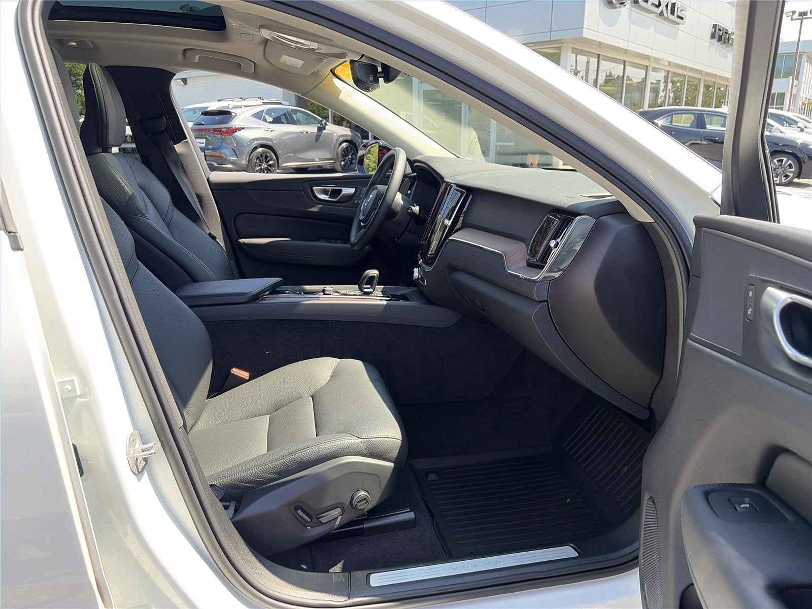 2024 Volvo XC60 Plus Dark Theme