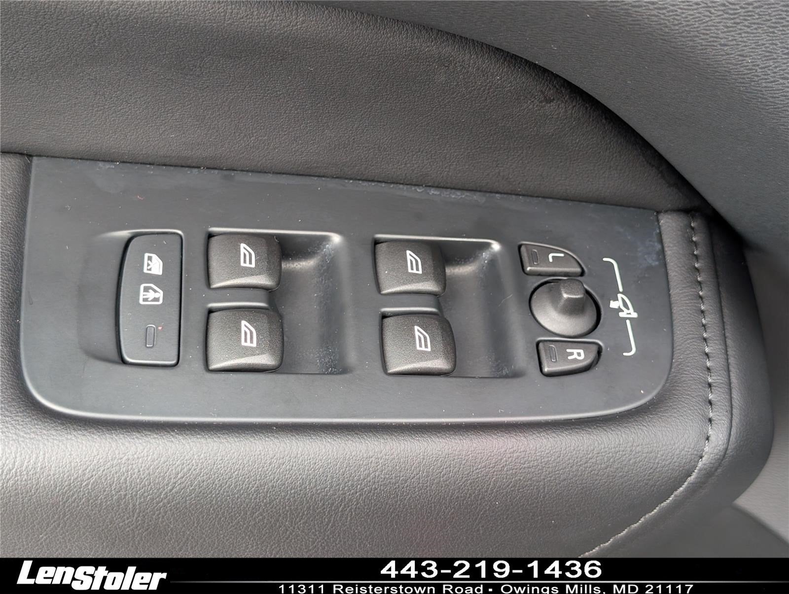 2024 Volvo XC60 Plus Dark Theme