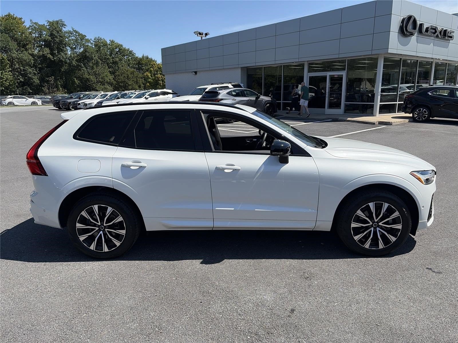 2024 Volvo XC60 Plus Dark Theme