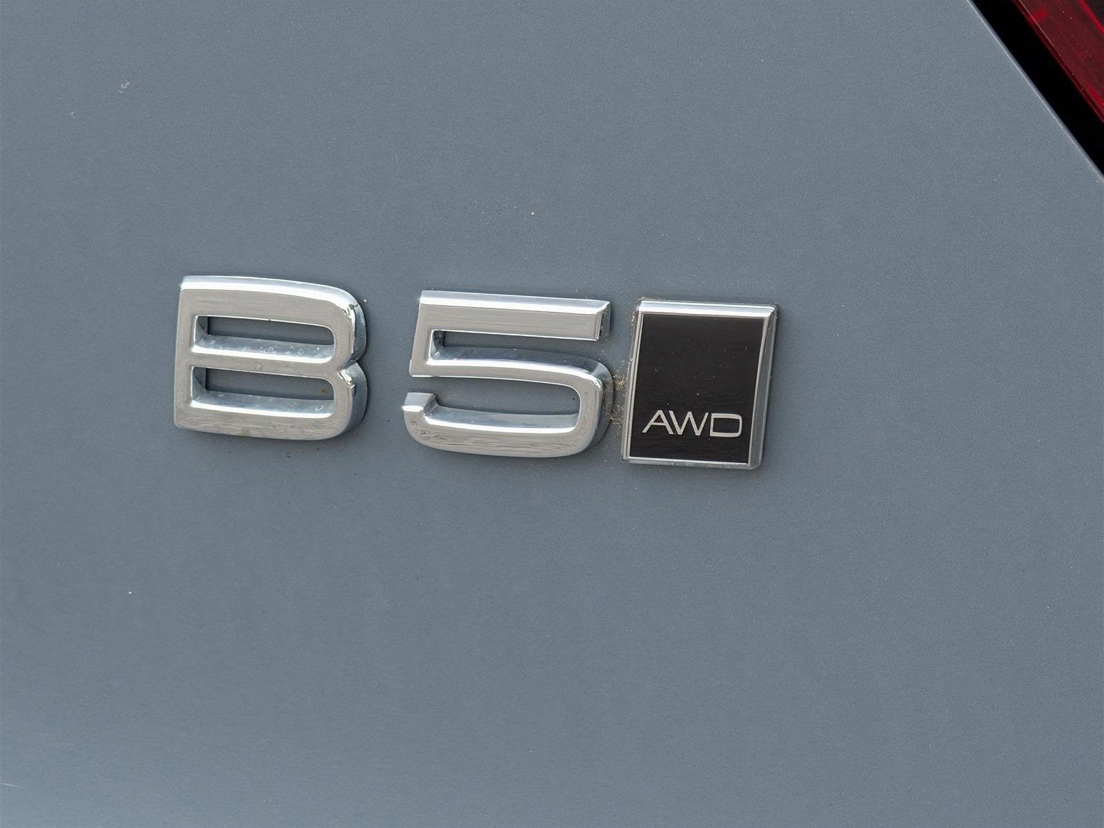 2023 Volvo XC40 Ultimate Dark Theme