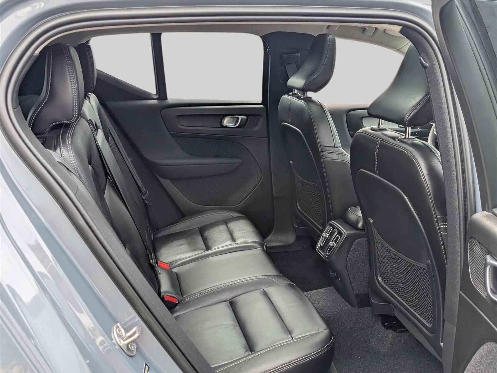 2023 Volvo XC40 Ultimate Dark Theme