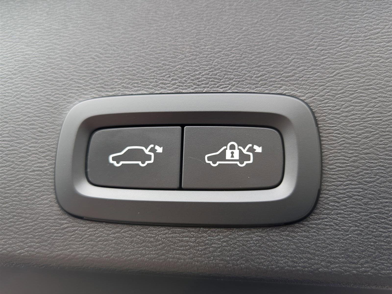 2023 Volvo XC40 Ultimate Dark Theme