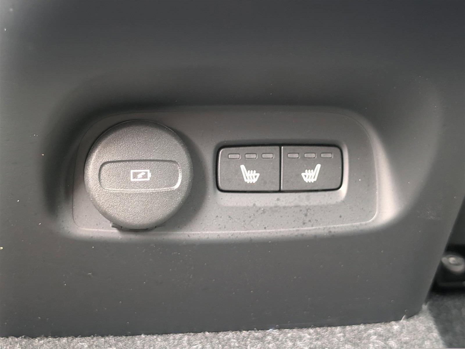 2023 Volvo XC40 Ultimate Dark Theme