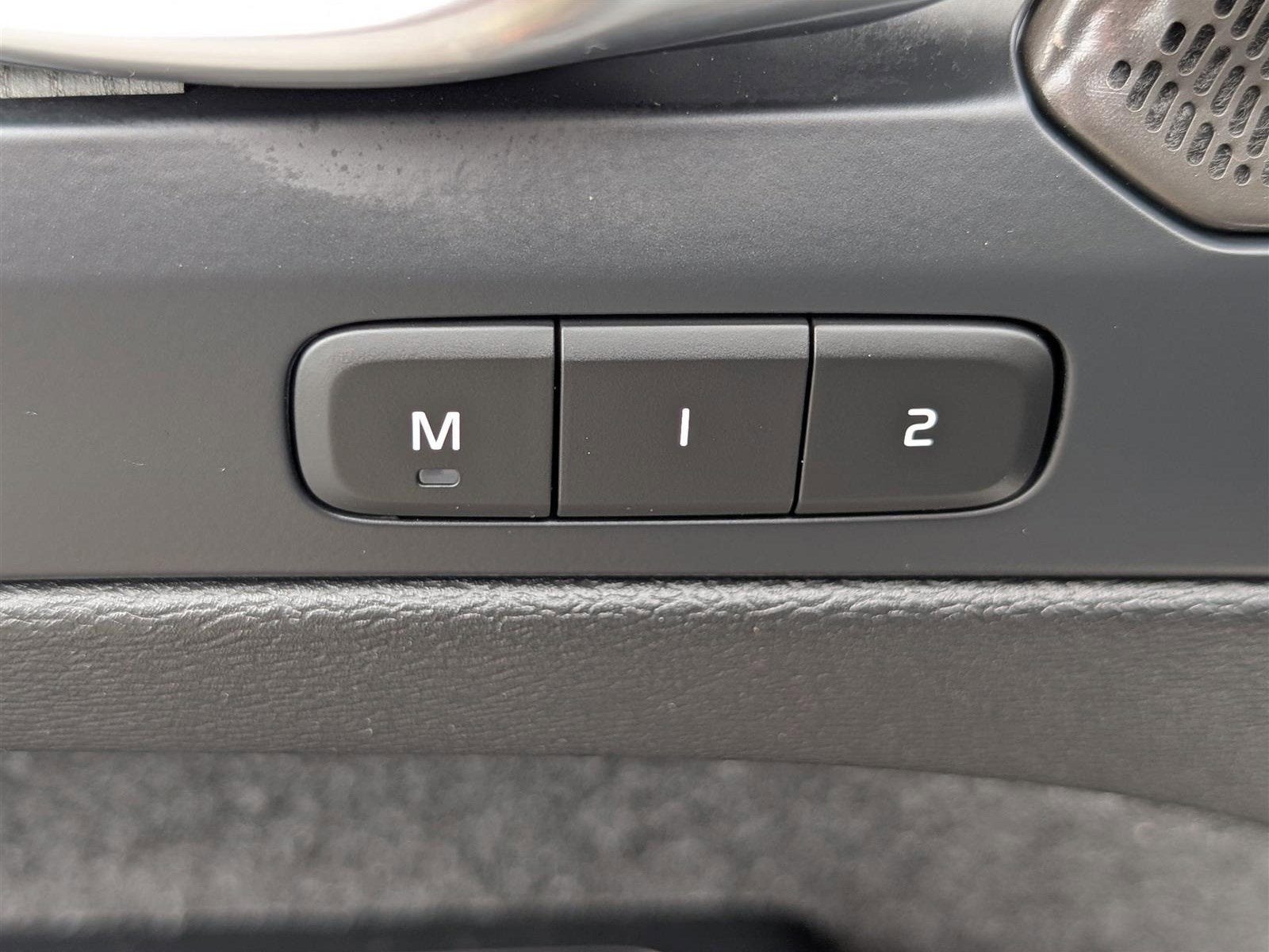 2023 Volvo XC40 Ultimate Dark Theme