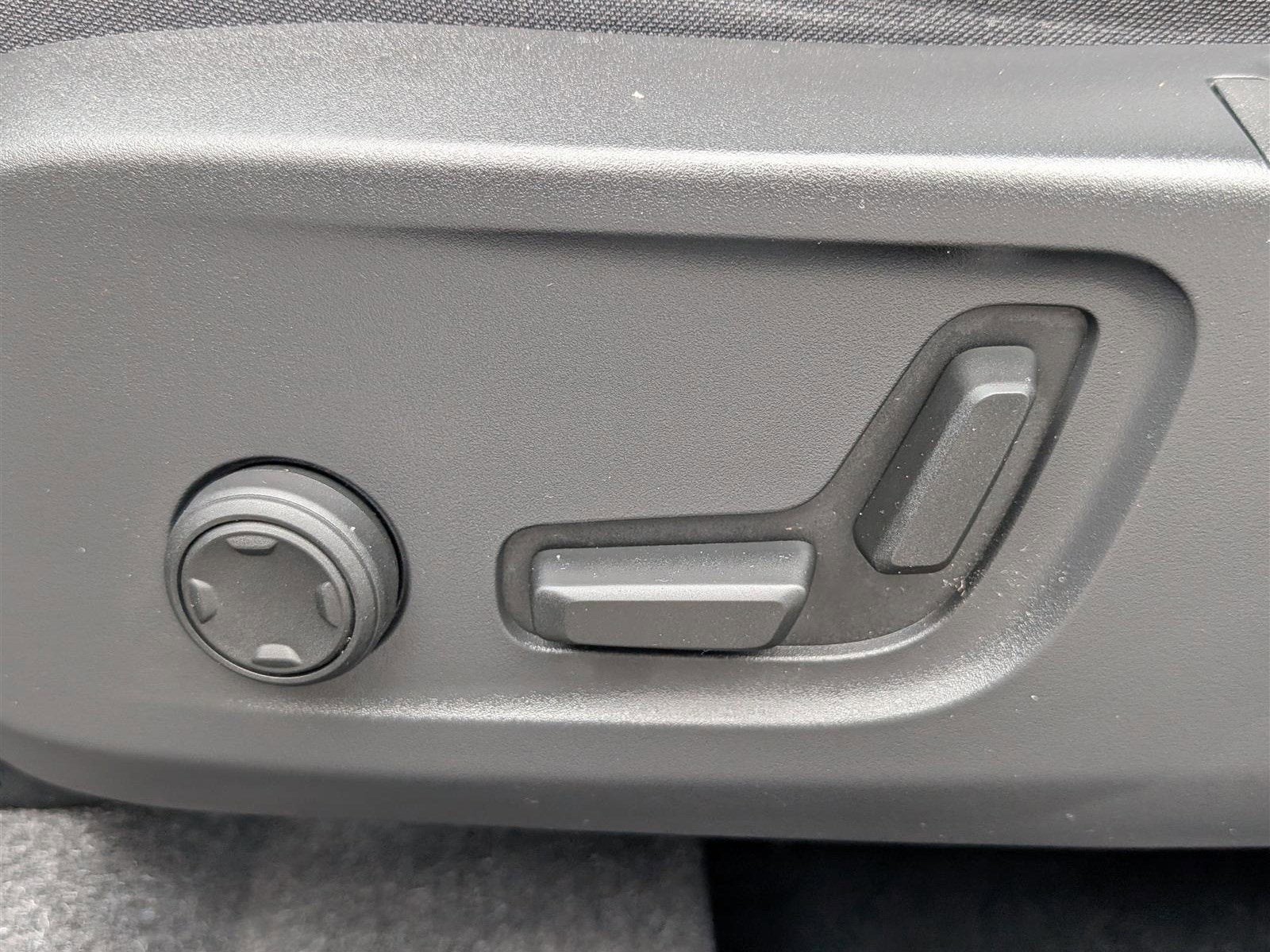 2023 Volvo XC40 Ultimate Dark Theme