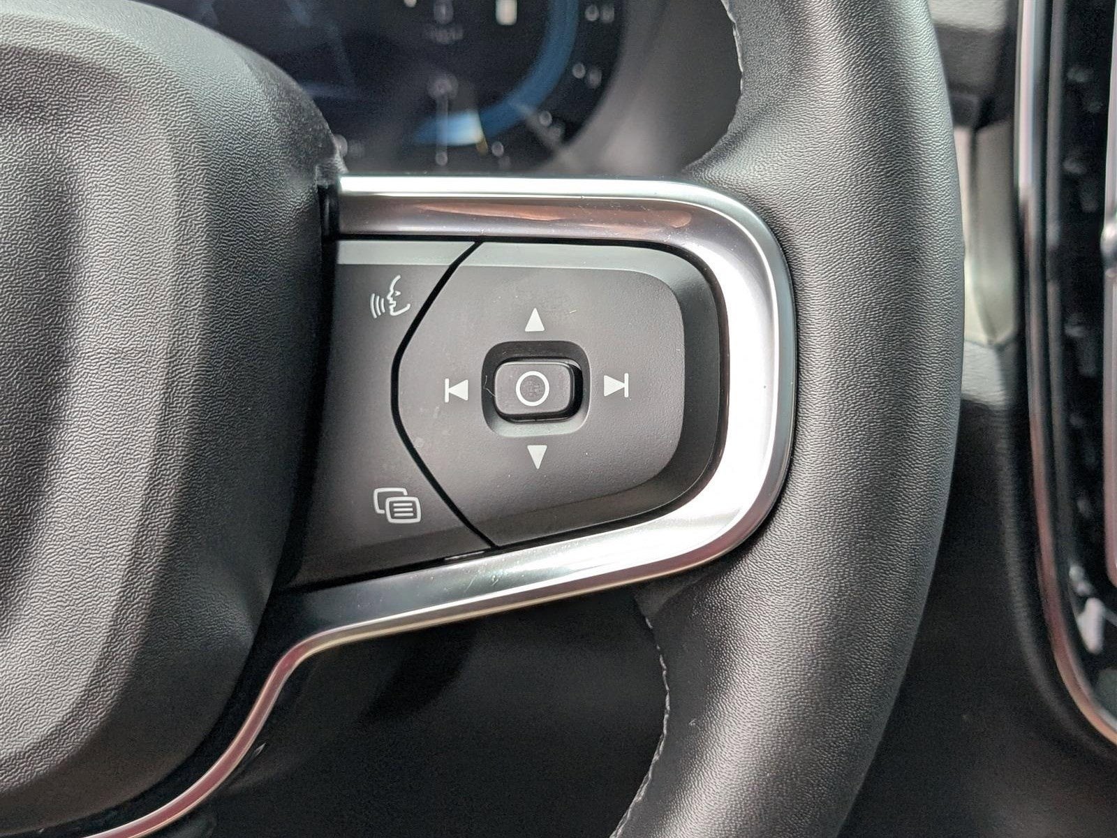 2023 Volvo XC40 Ultimate Dark Theme