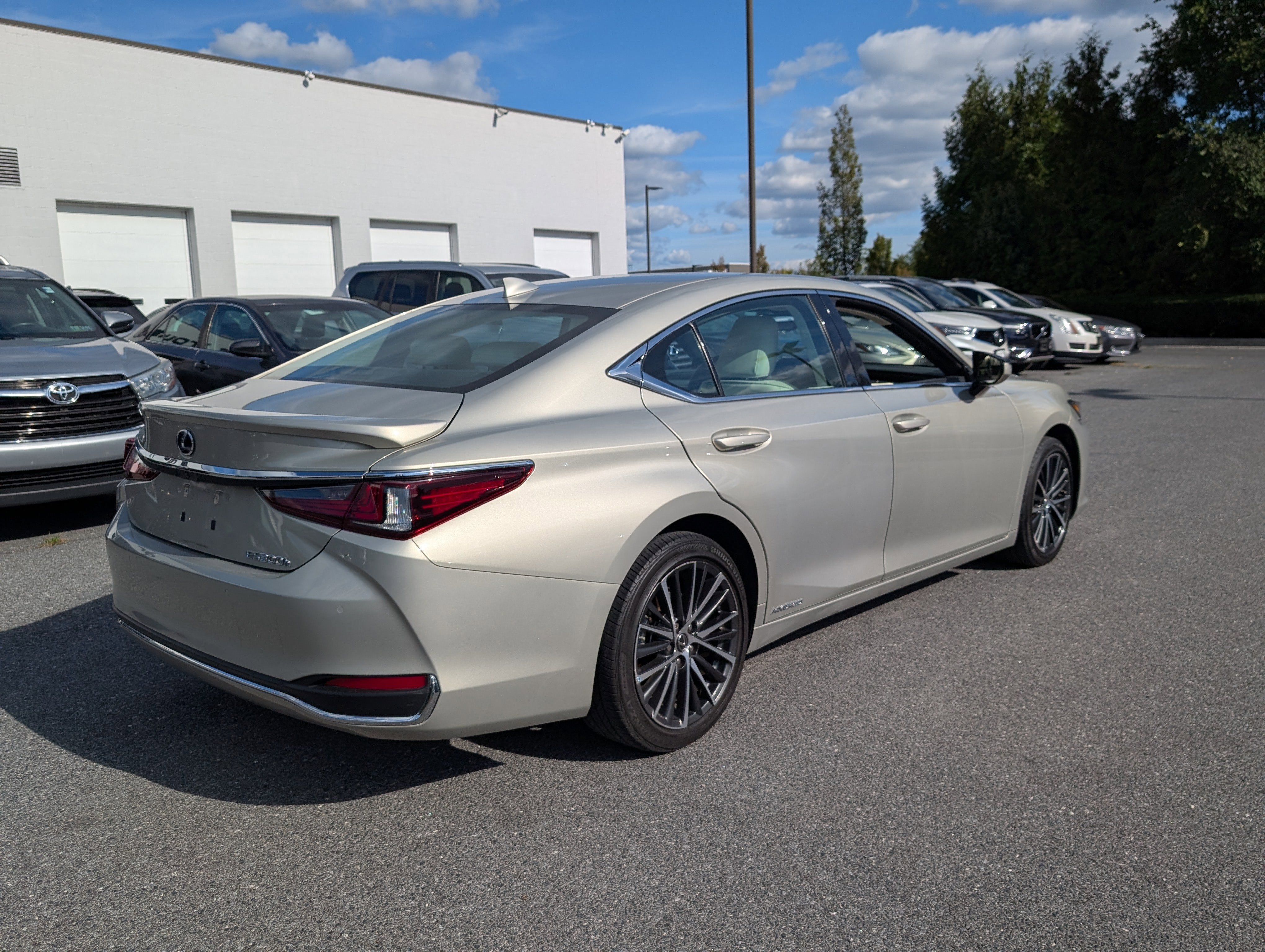 2022 Lexus ES 300h