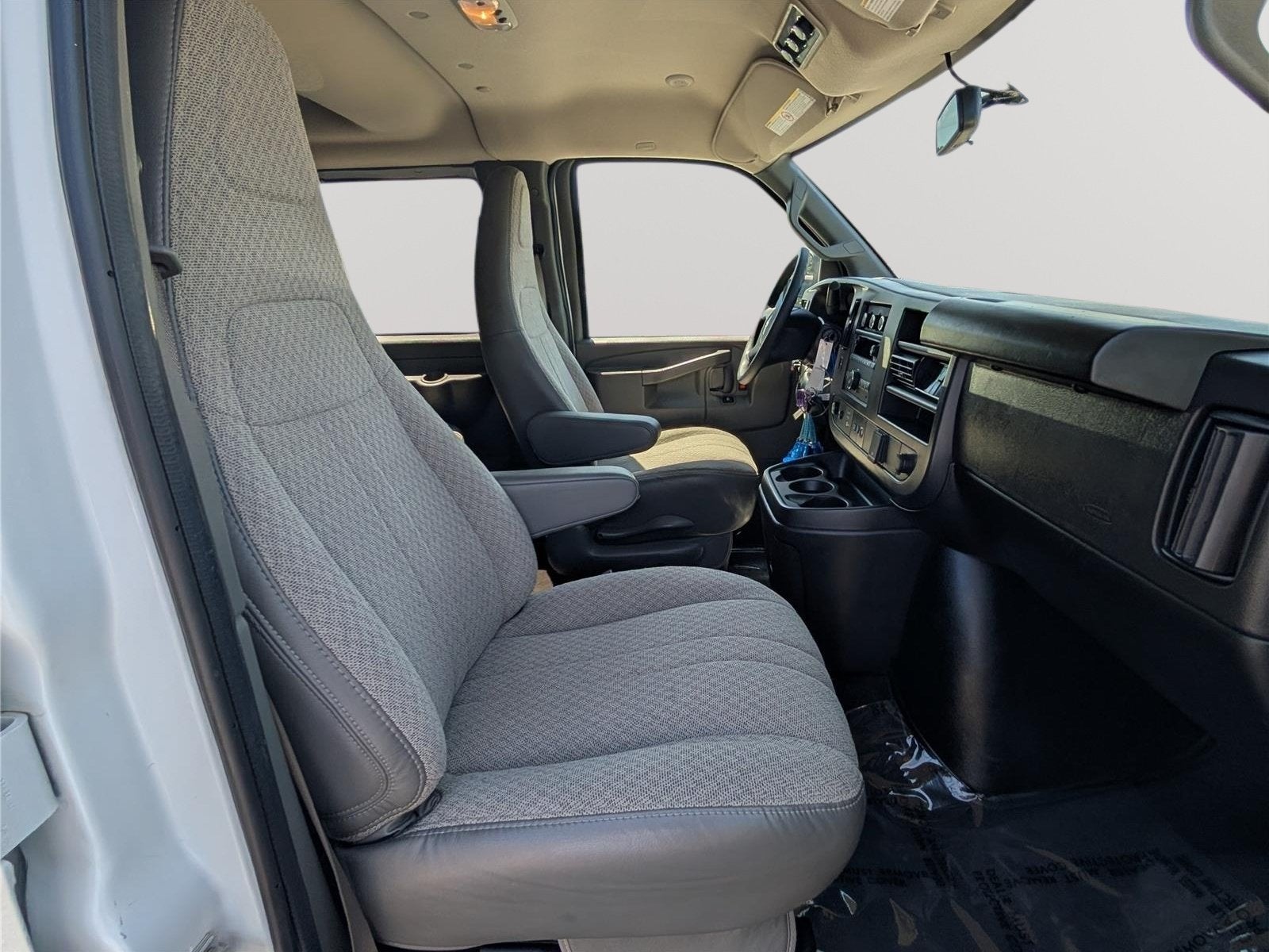 2025 Chevrolet Express Passenger 1LS