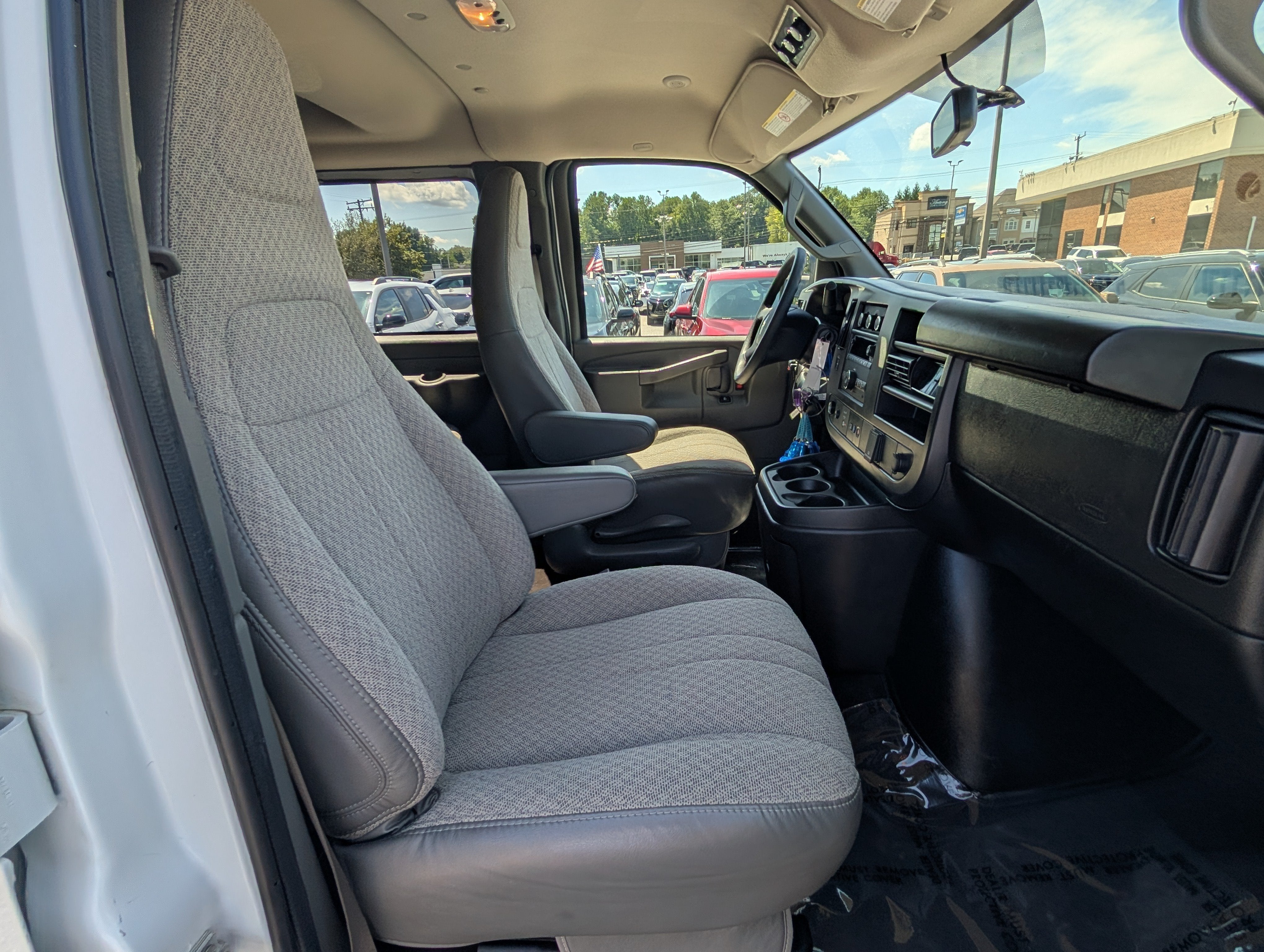 2025 Chevrolet Express Passenger 1LS