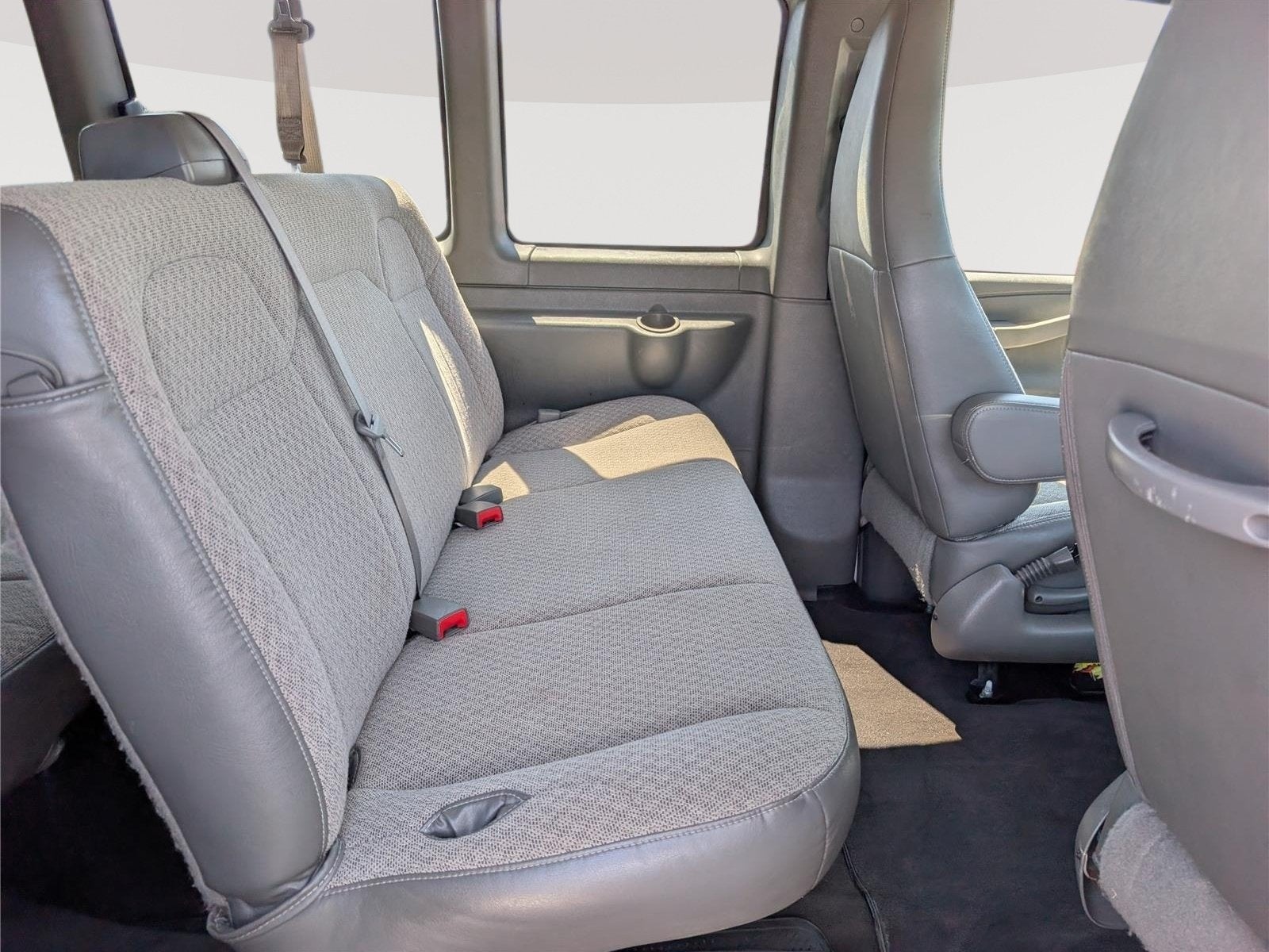 2025 Chevrolet Express Passenger 1LS