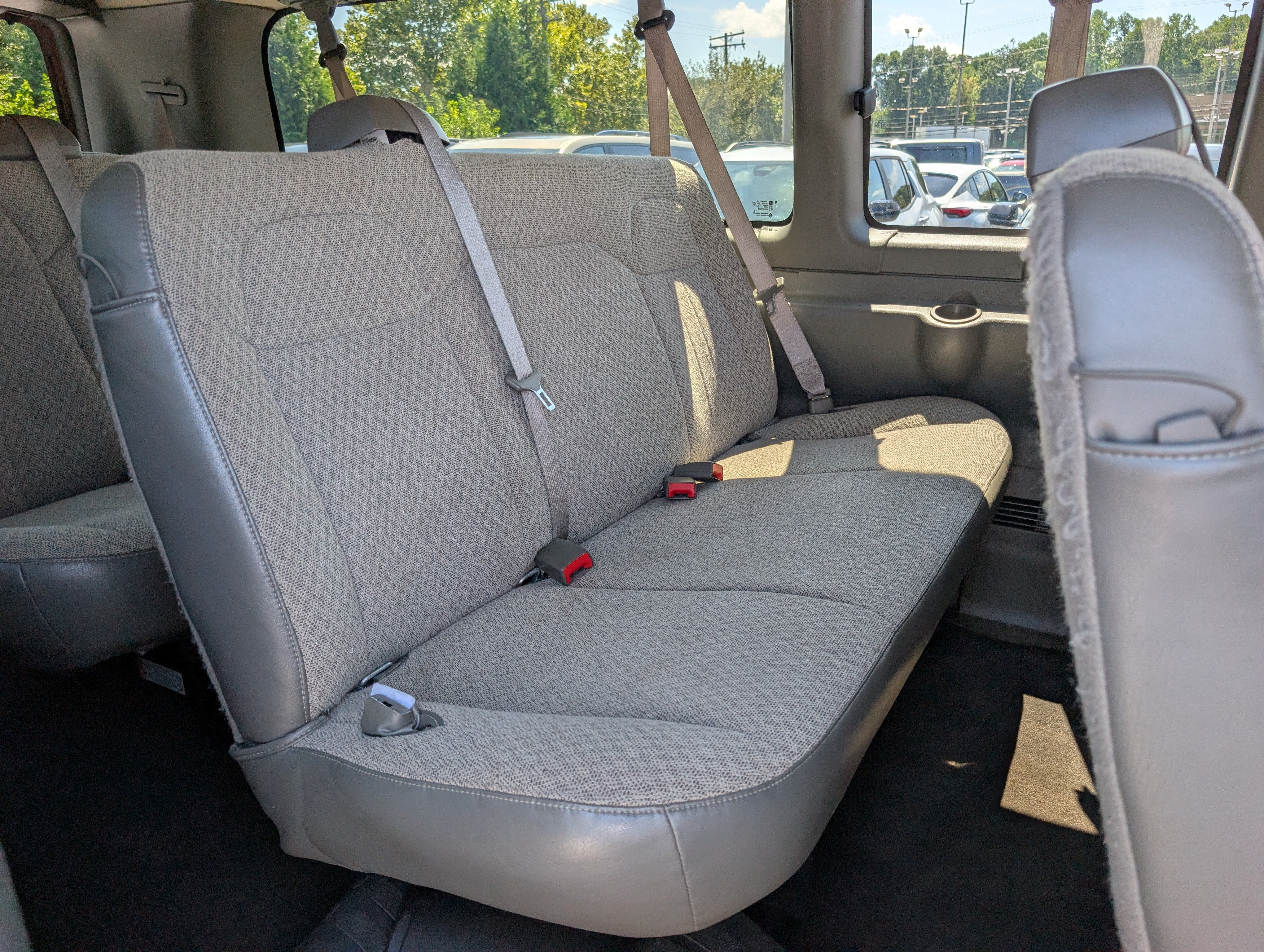 2025 Chevrolet Express Passenger 1LS