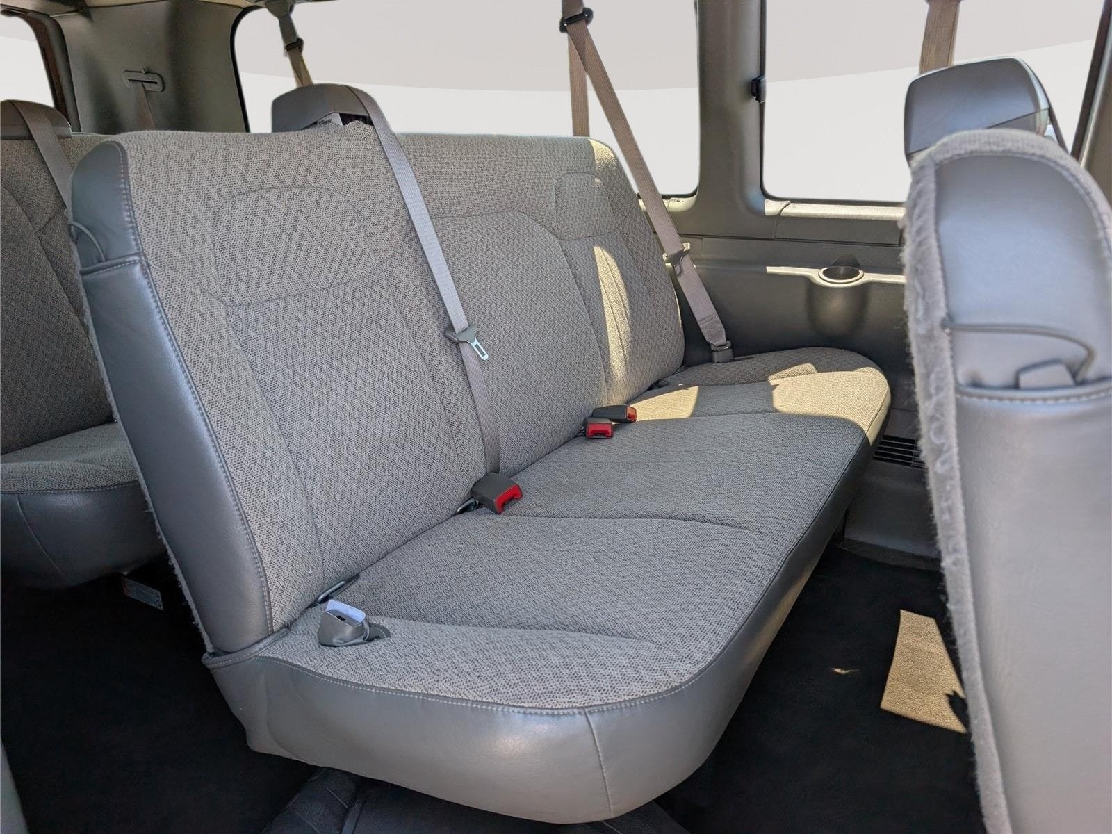 2025 Chevrolet Express Passenger 1LS