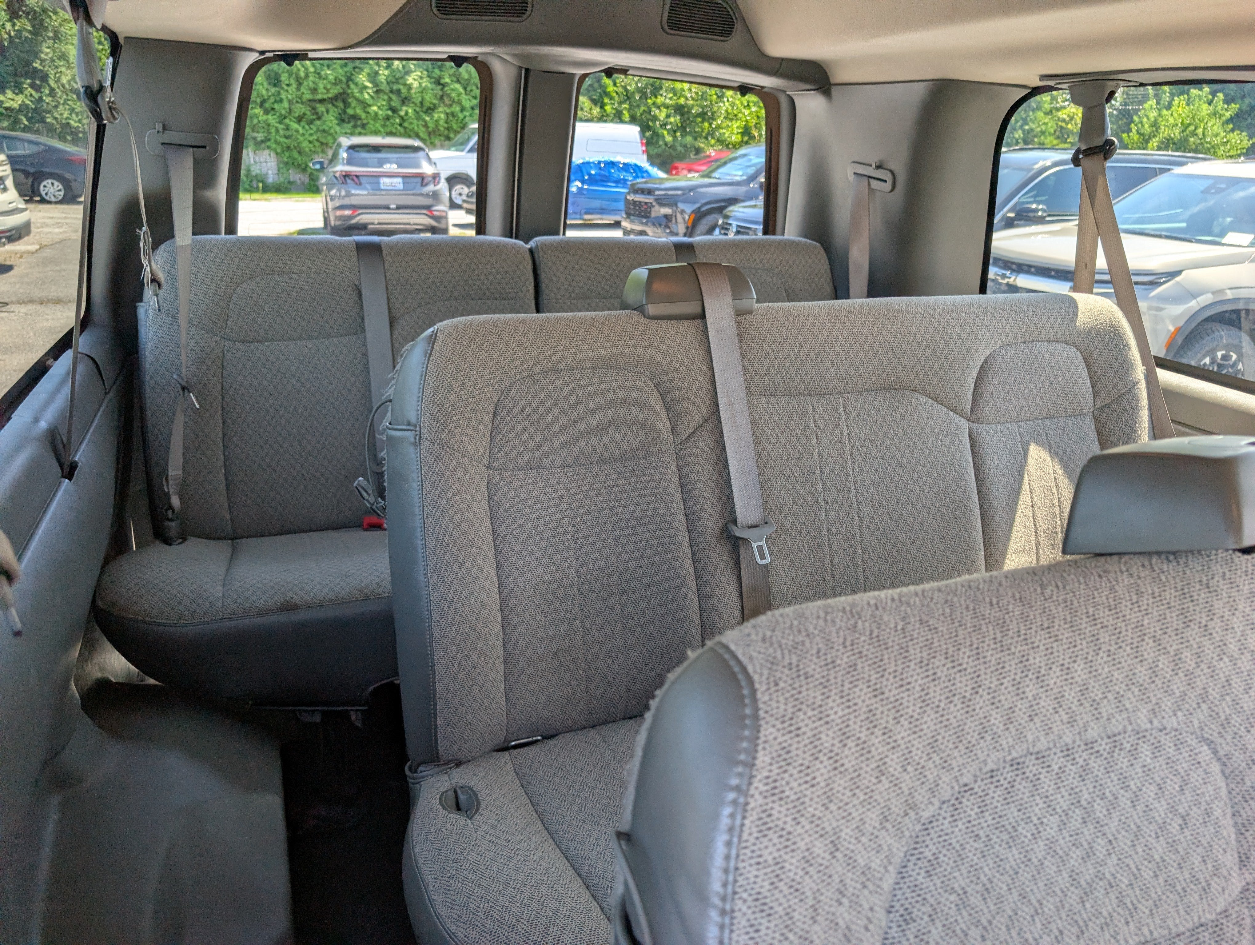 2025 Chevrolet Express Passenger 1LS