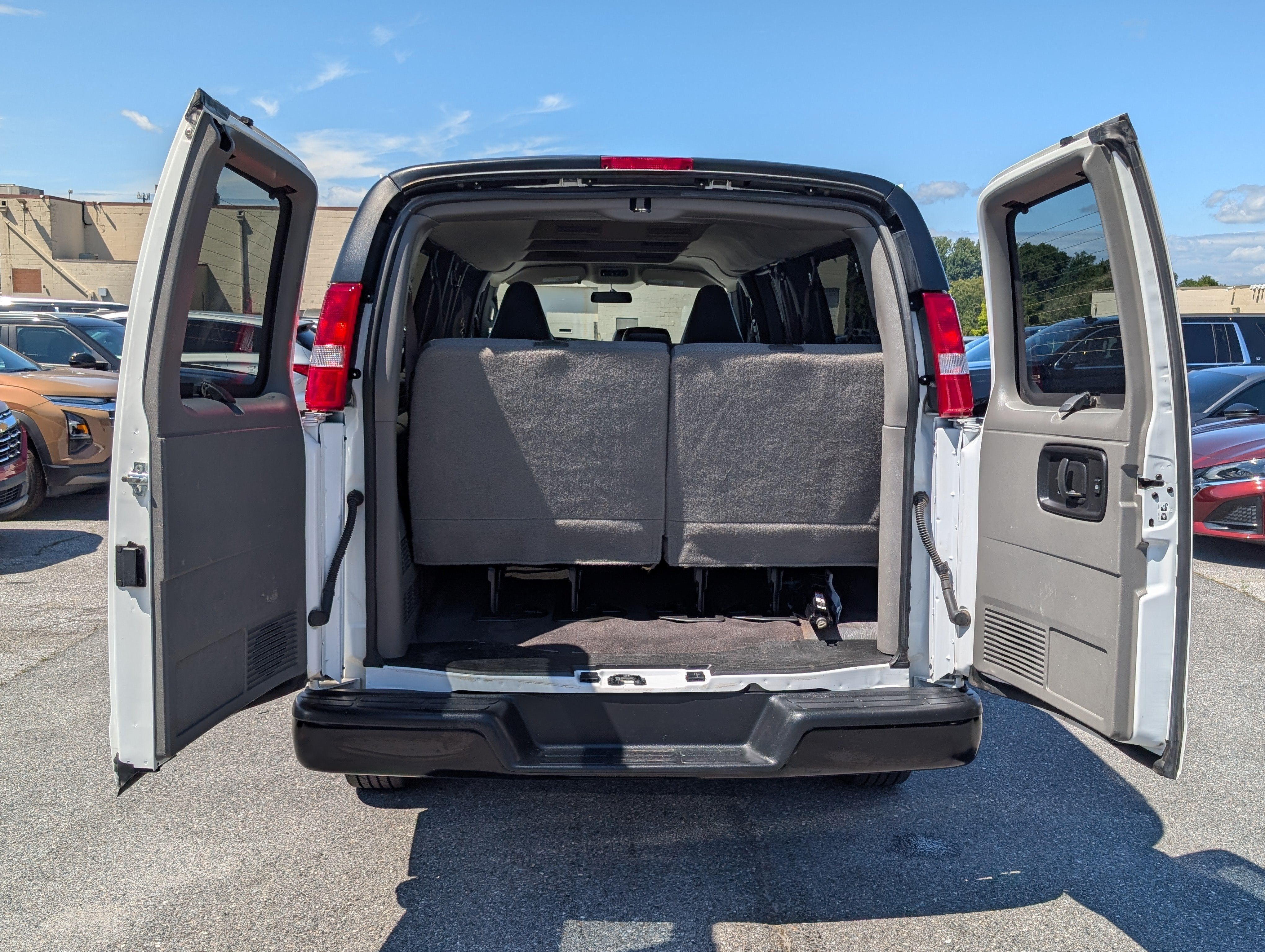 2025 Chevrolet Express Passenger 1LS