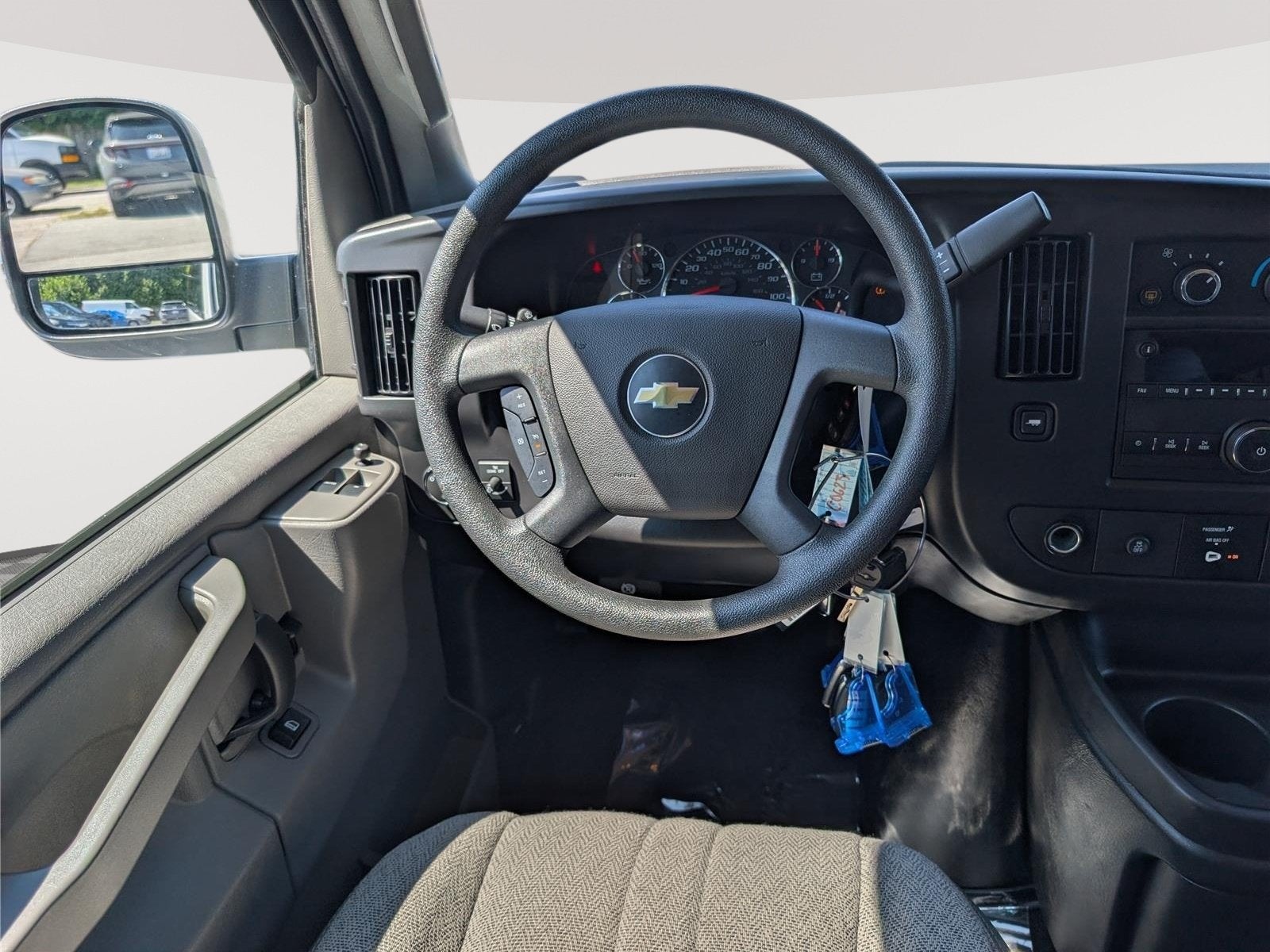 2025 Chevrolet Express Passenger 1LS