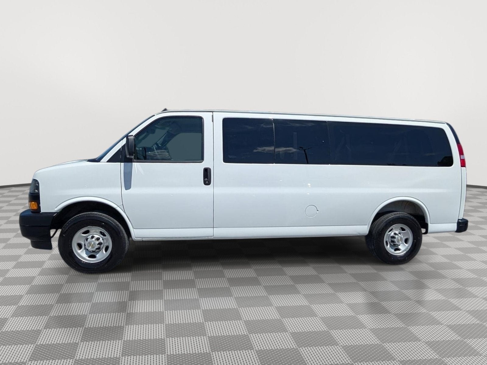 2025 Chevrolet Express Passenger 1LS