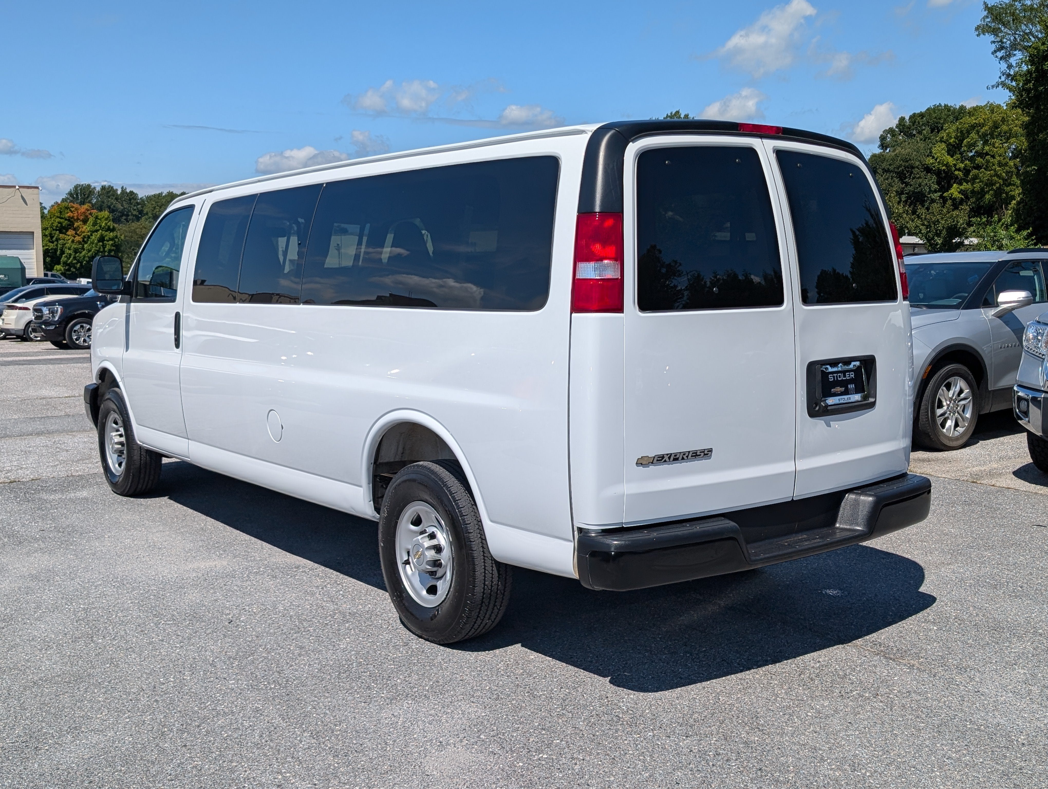 2025 Chevrolet Express Passenger 1LS