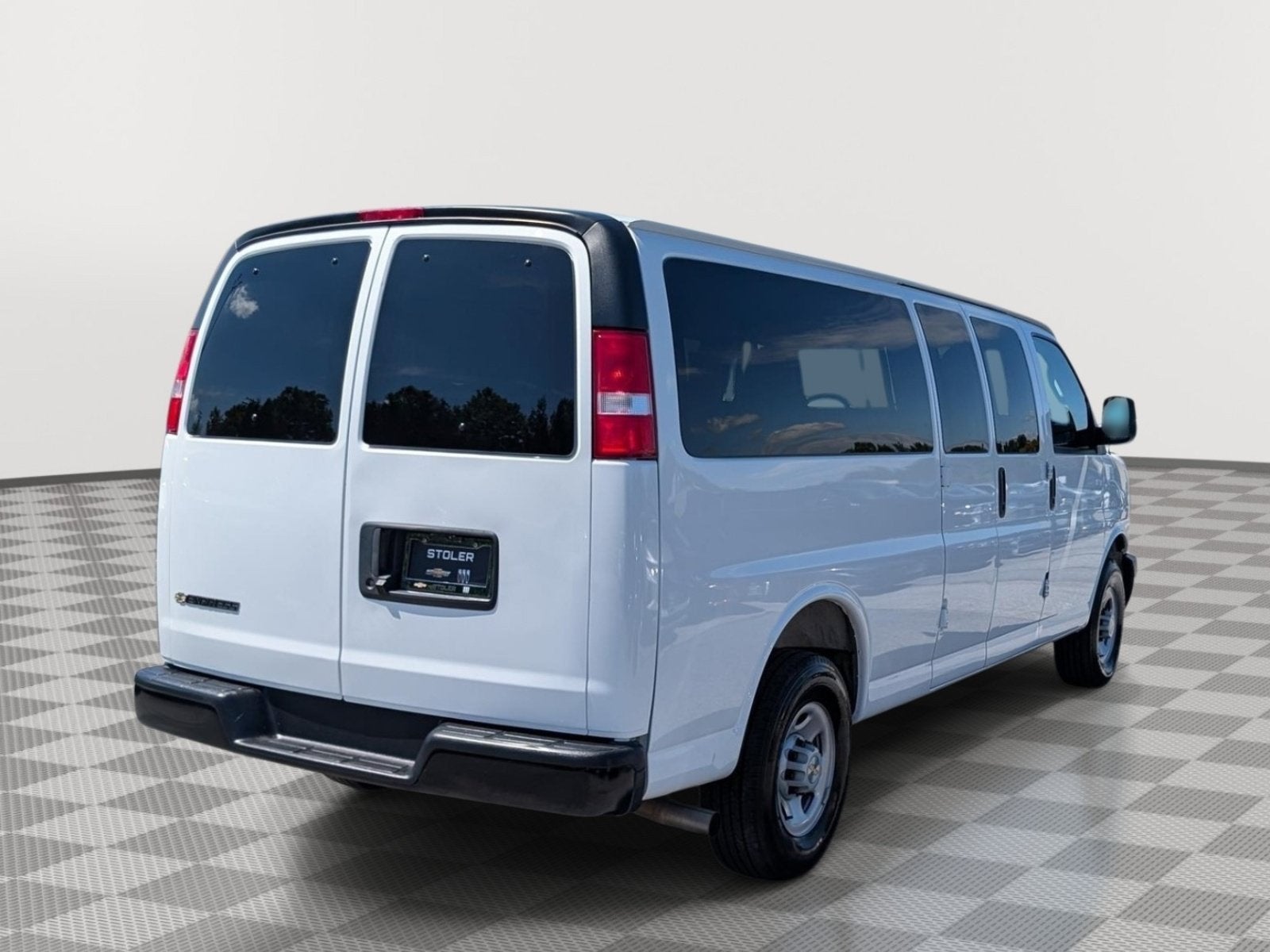2025 Chevrolet Express Passenger 1LS