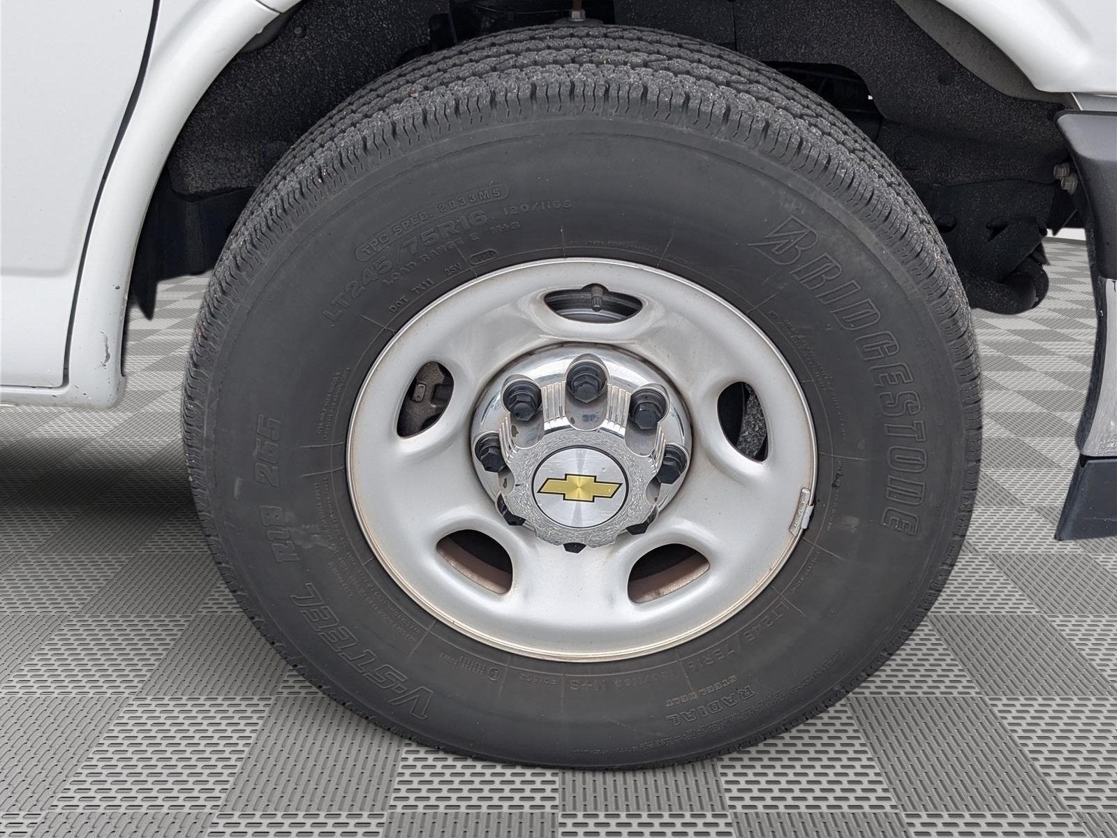 2025 Chevrolet Express Passenger 1LT