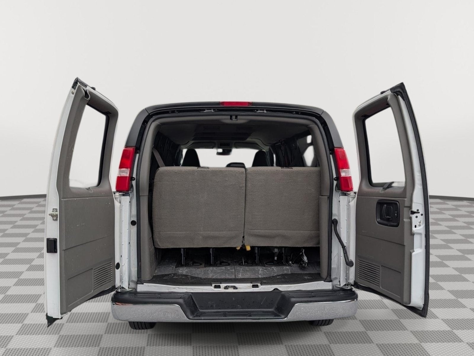 2025 Chevrolet Express Passenger 1LT